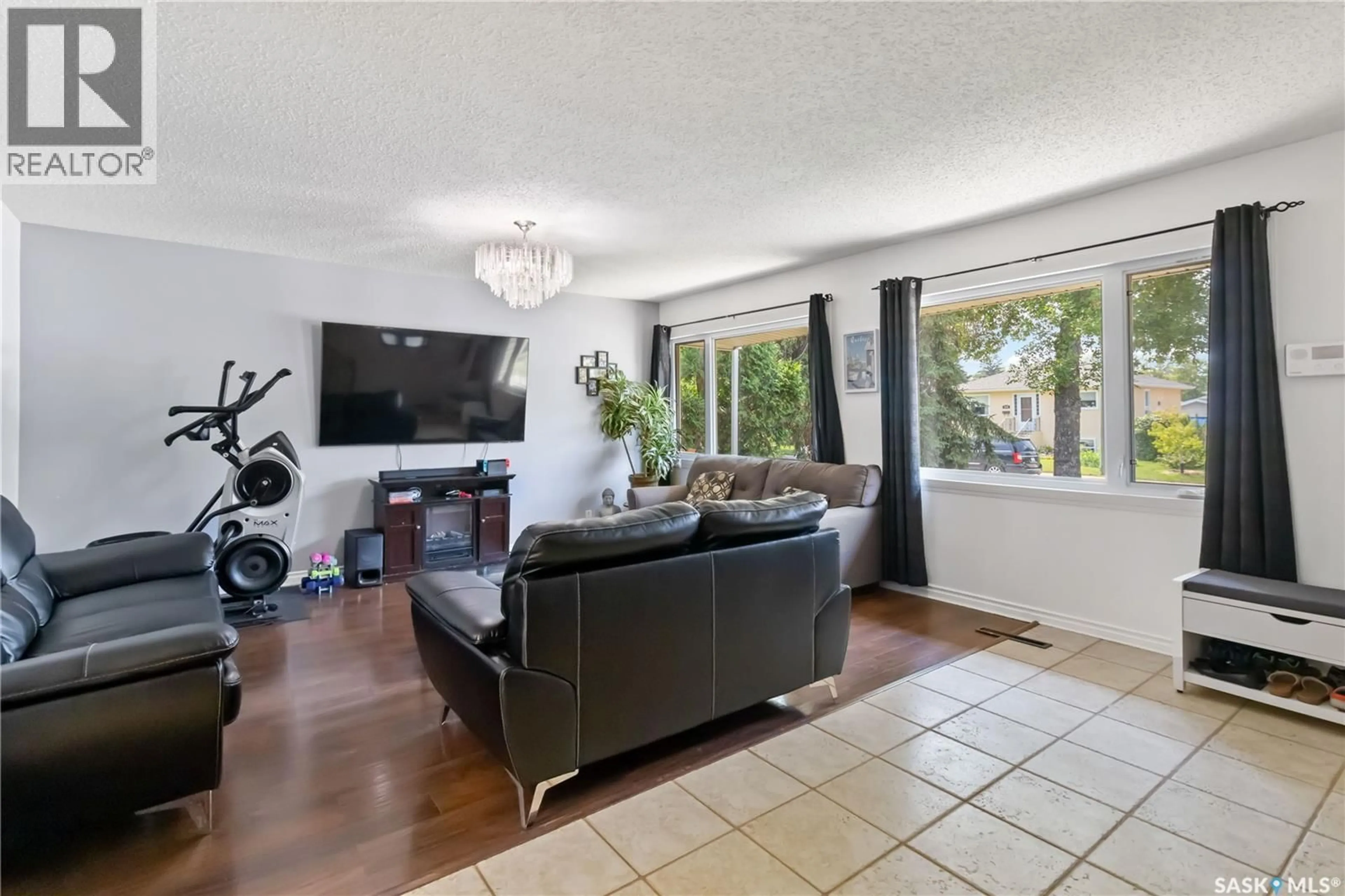 Living room with furniture, unknown for 2009 WILLIAM AVENUE, Saskatoon Saskatchewan S7J1A4