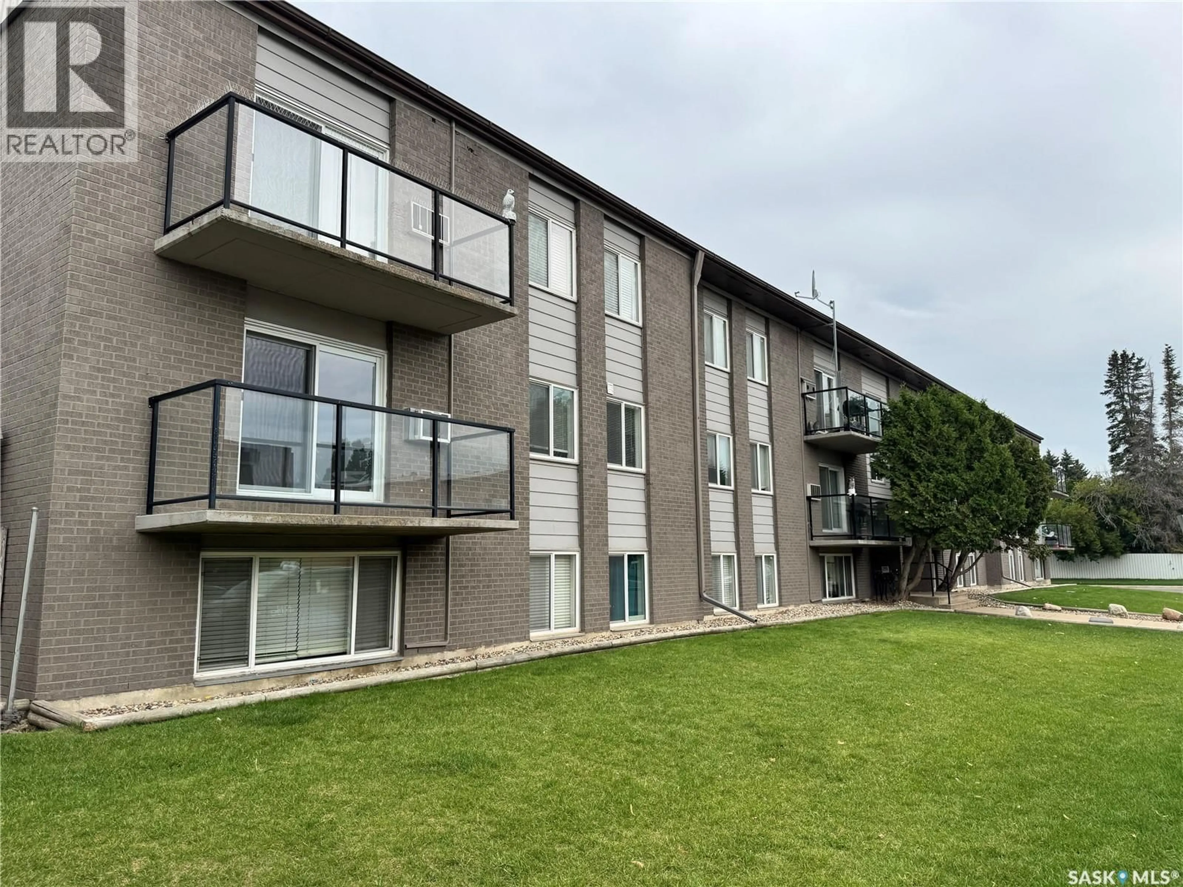 A pic from outside/outdoor area/front of a property/back of a property/a pic from drone, building for 2 - 17 SUMMERS PLACE, Saskatoon Saskatchewan S7H3W4
