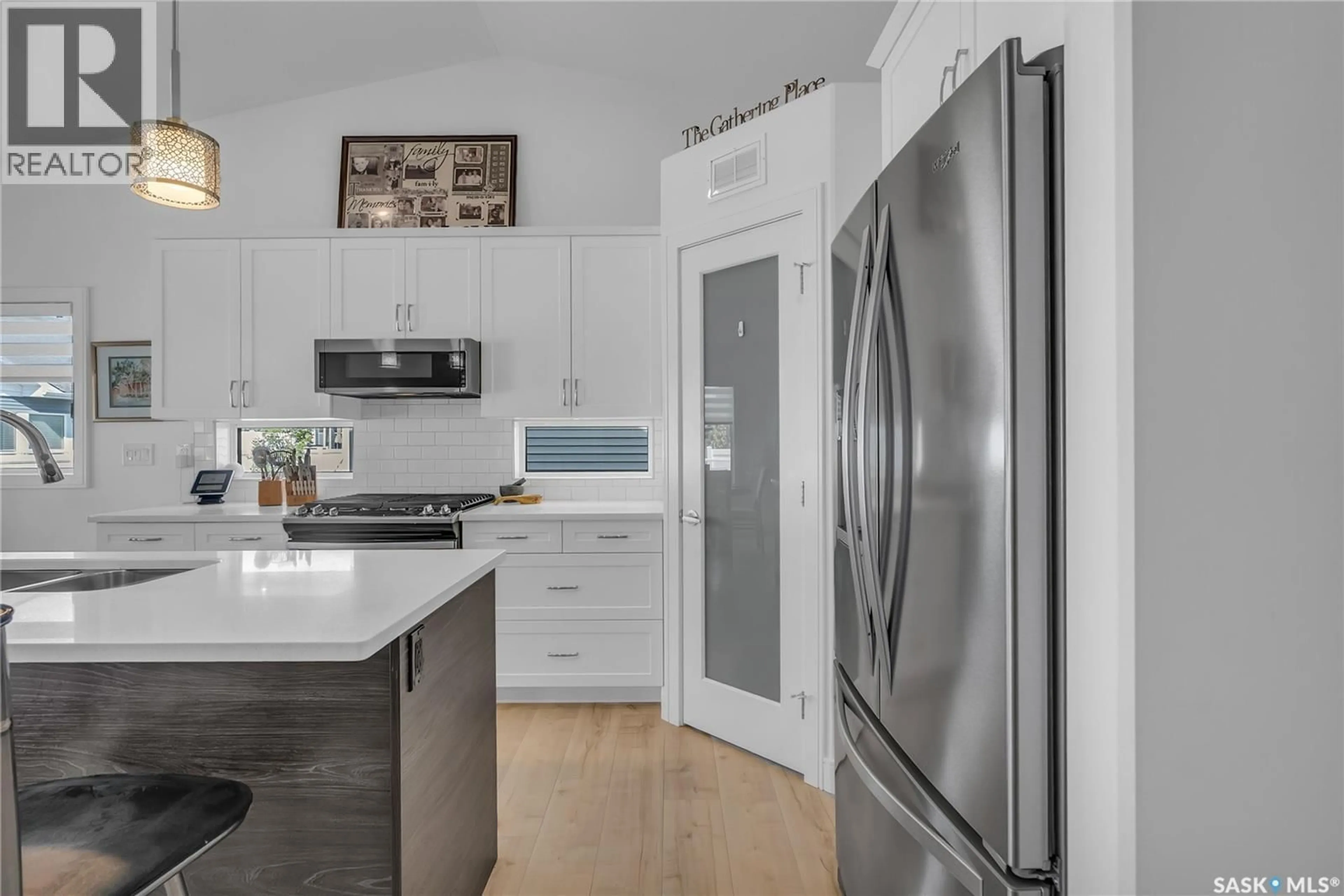 Contemporary kitchen, ceramic/tile floor for 15 PALMER CRESCENT, Warman Saskatchewan S0K4S1