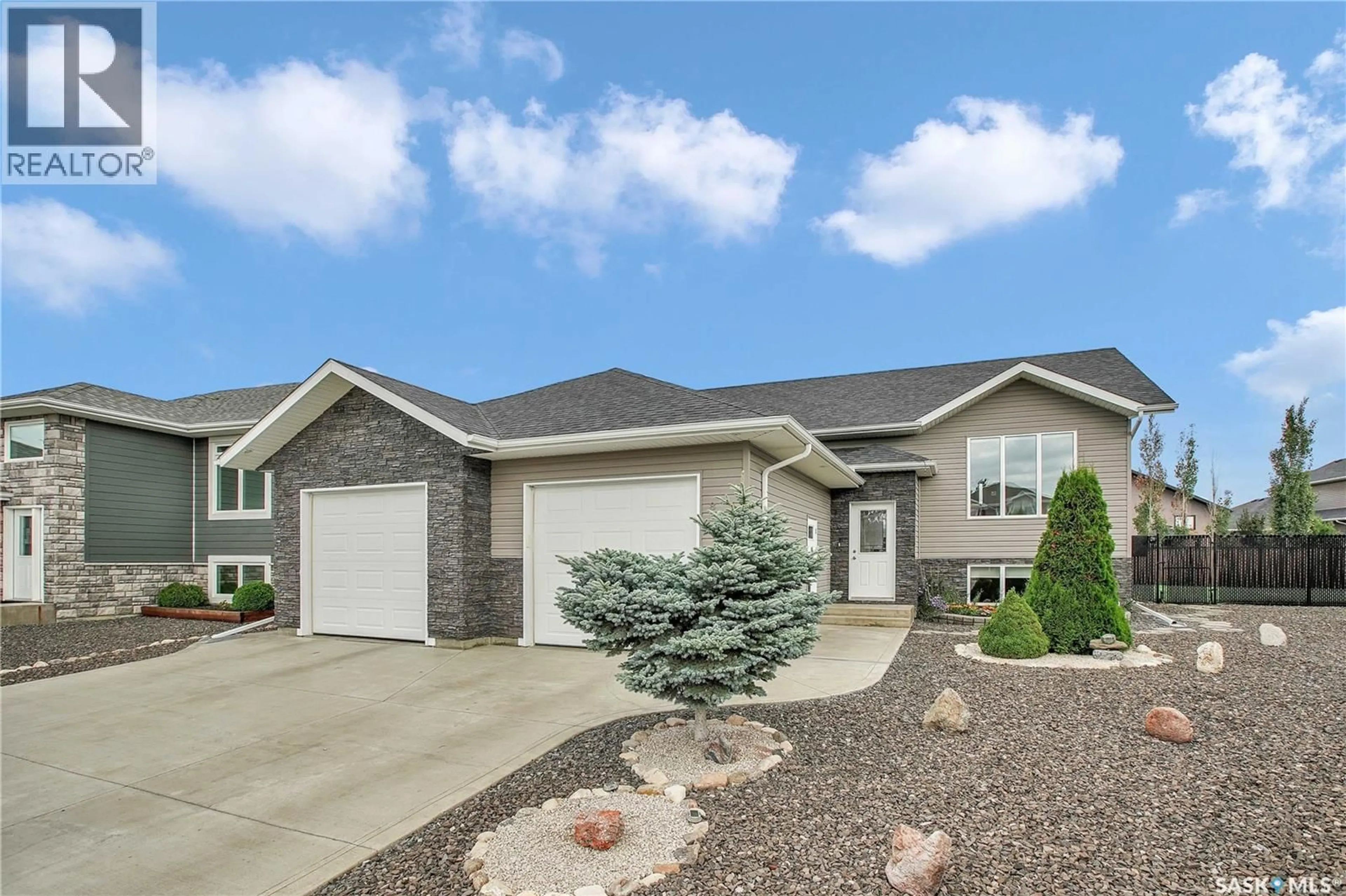 Home with vinyl exterior material, street for 812 WEISDORFF PLACE, Warman Saskatchewan S0K4S2