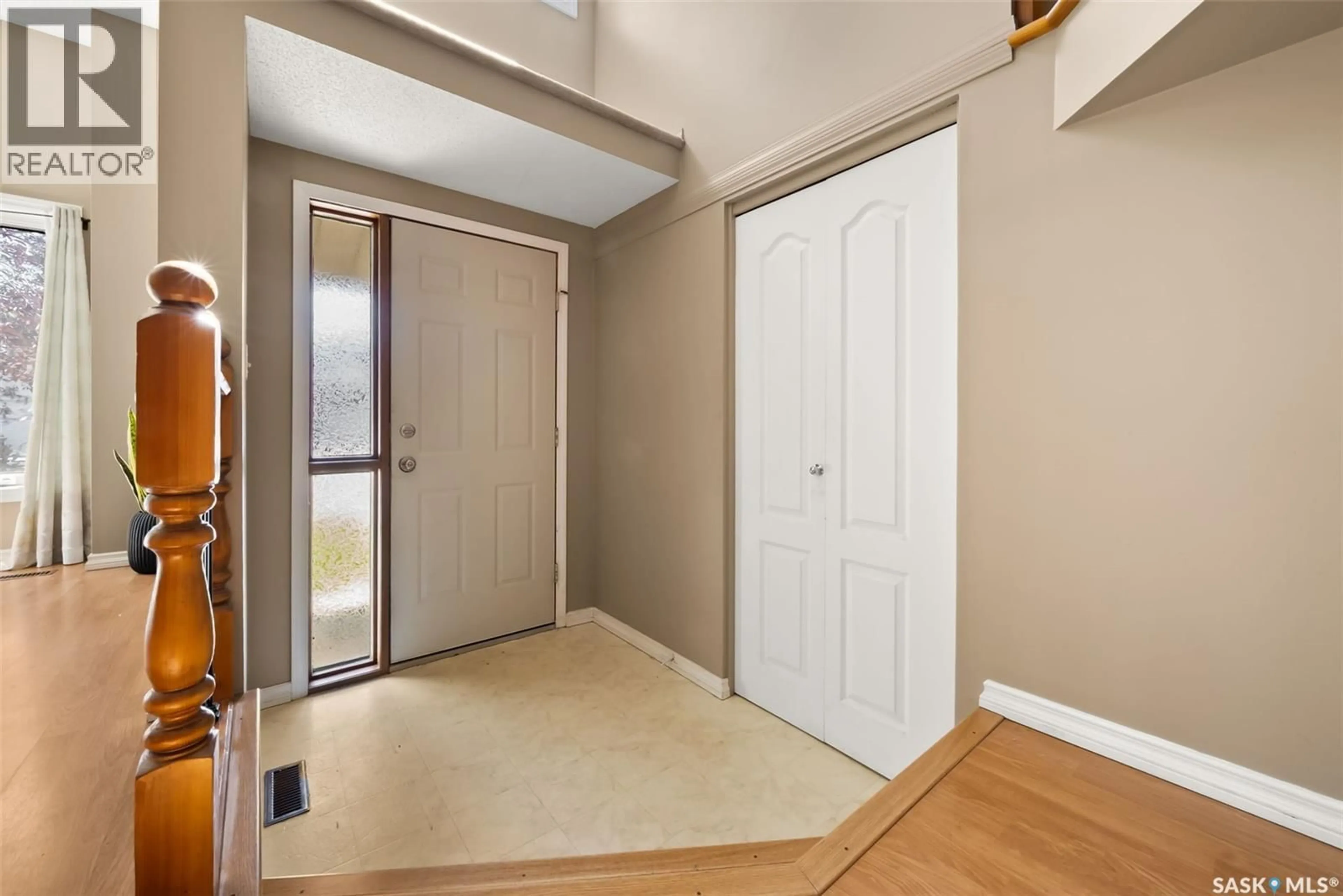 Indoor entryway for 6910 MAPLE WOOD CRESCENT, Regina Saskatchewan S4X4J8
