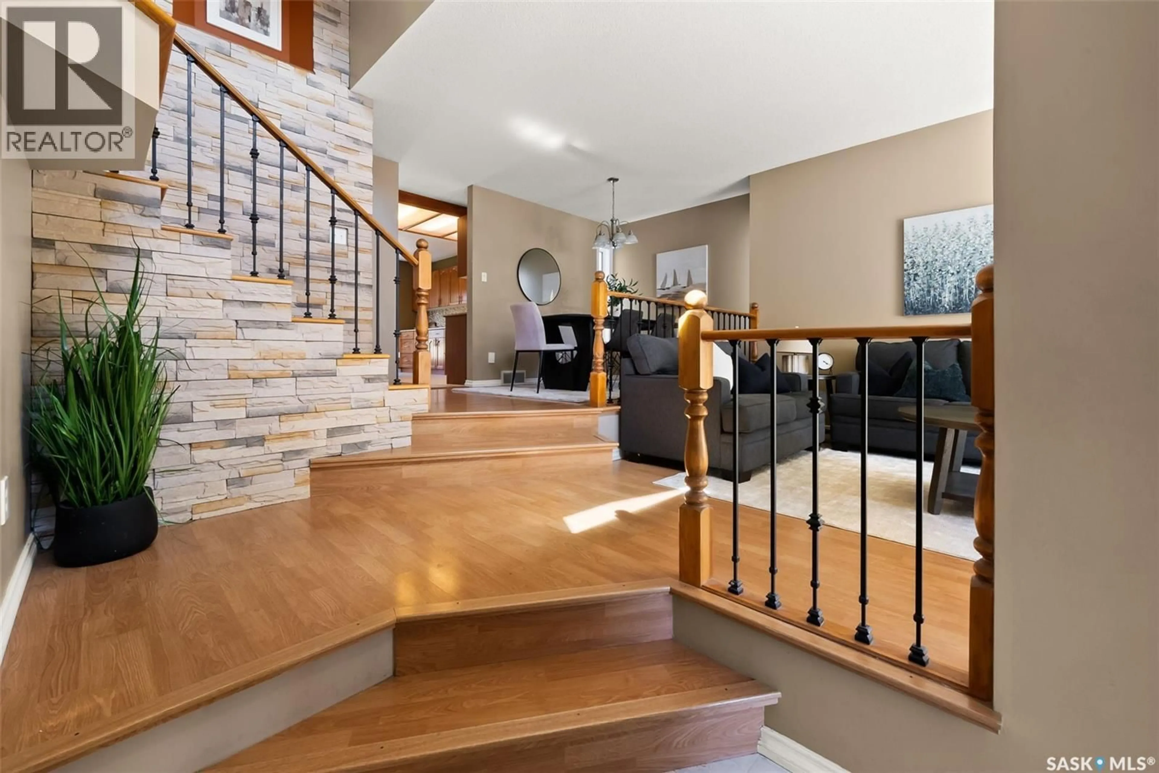 Indoor foyer for 6910 MAPLE WOOD CRESCENT, Regina Saskatchewan S4X4J8