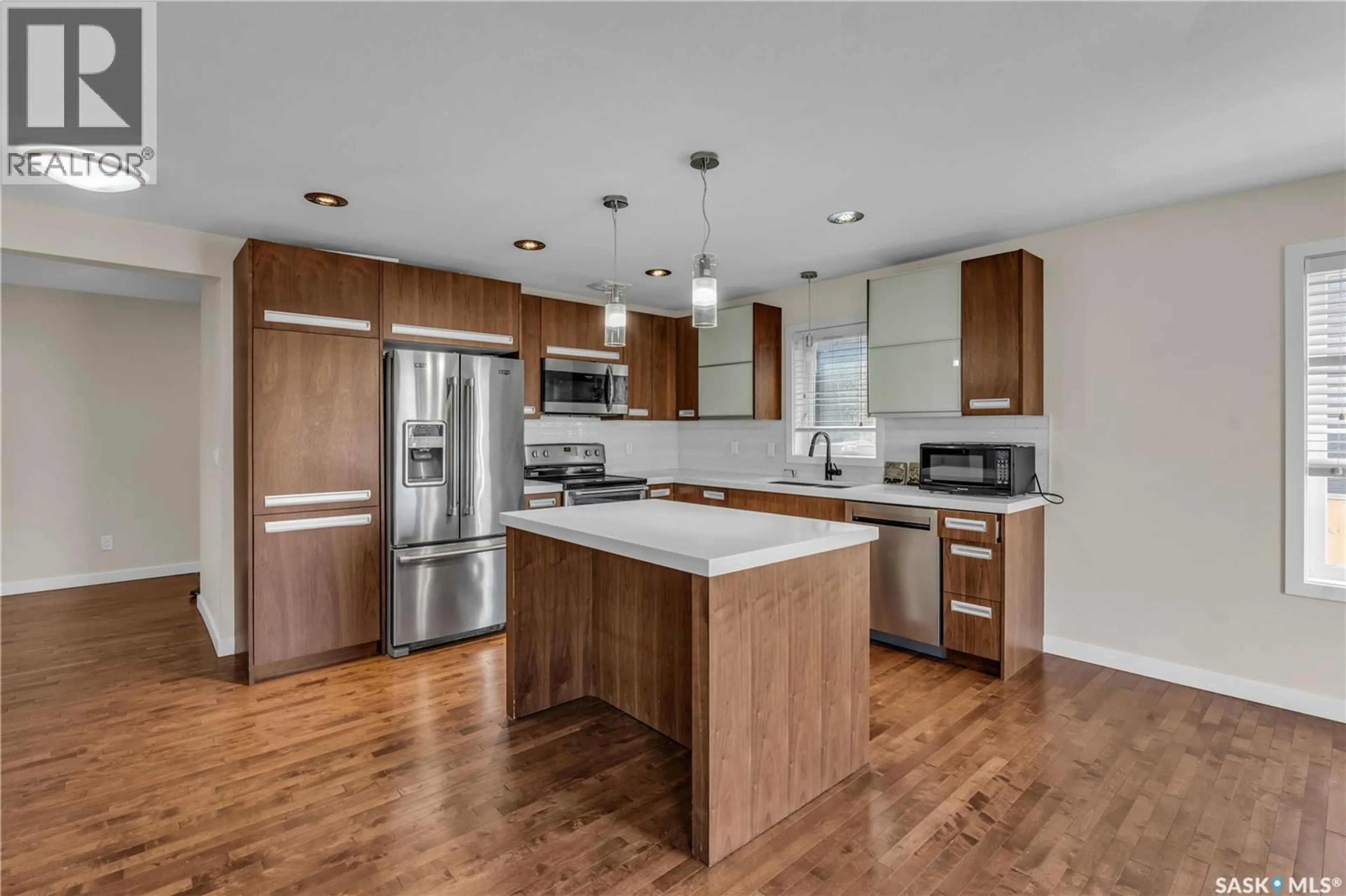 Contemporary kitchen, wood/laminate floor for 419 PICHLER CRESCENT, Saskatoon Saskatchewan S7V0H2