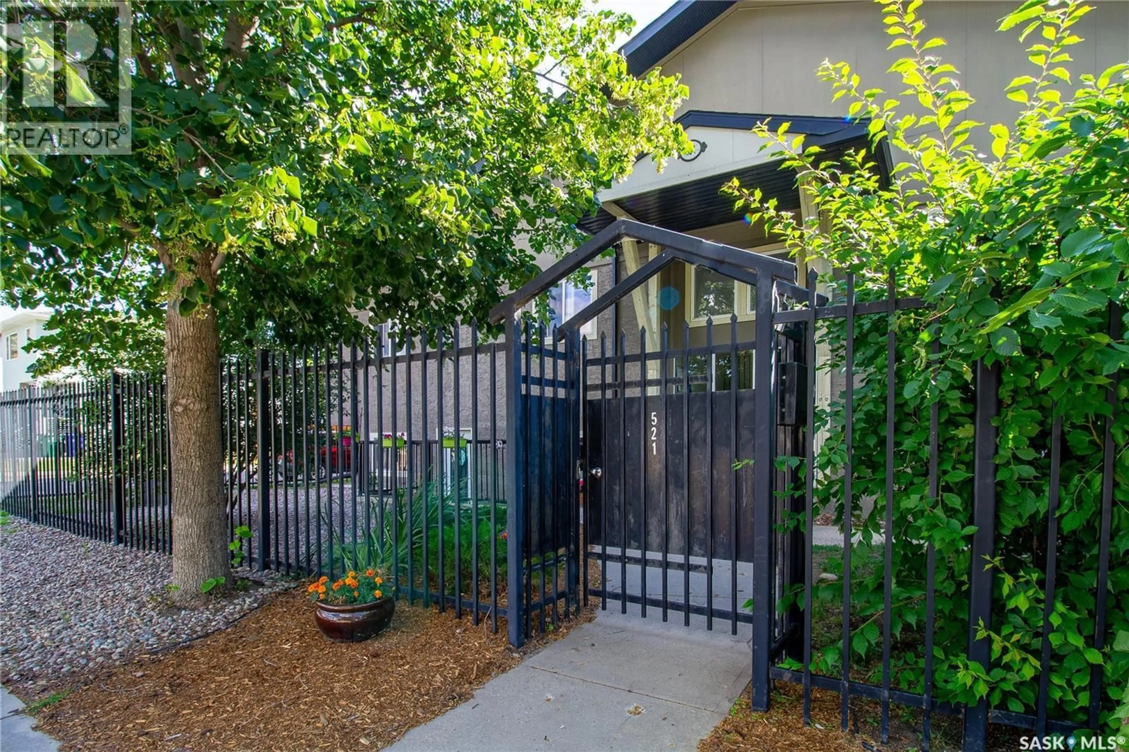 Indoor entryway for 203 - 521 18TH STREET, Saskatoon Saskatchewan S7M1C8