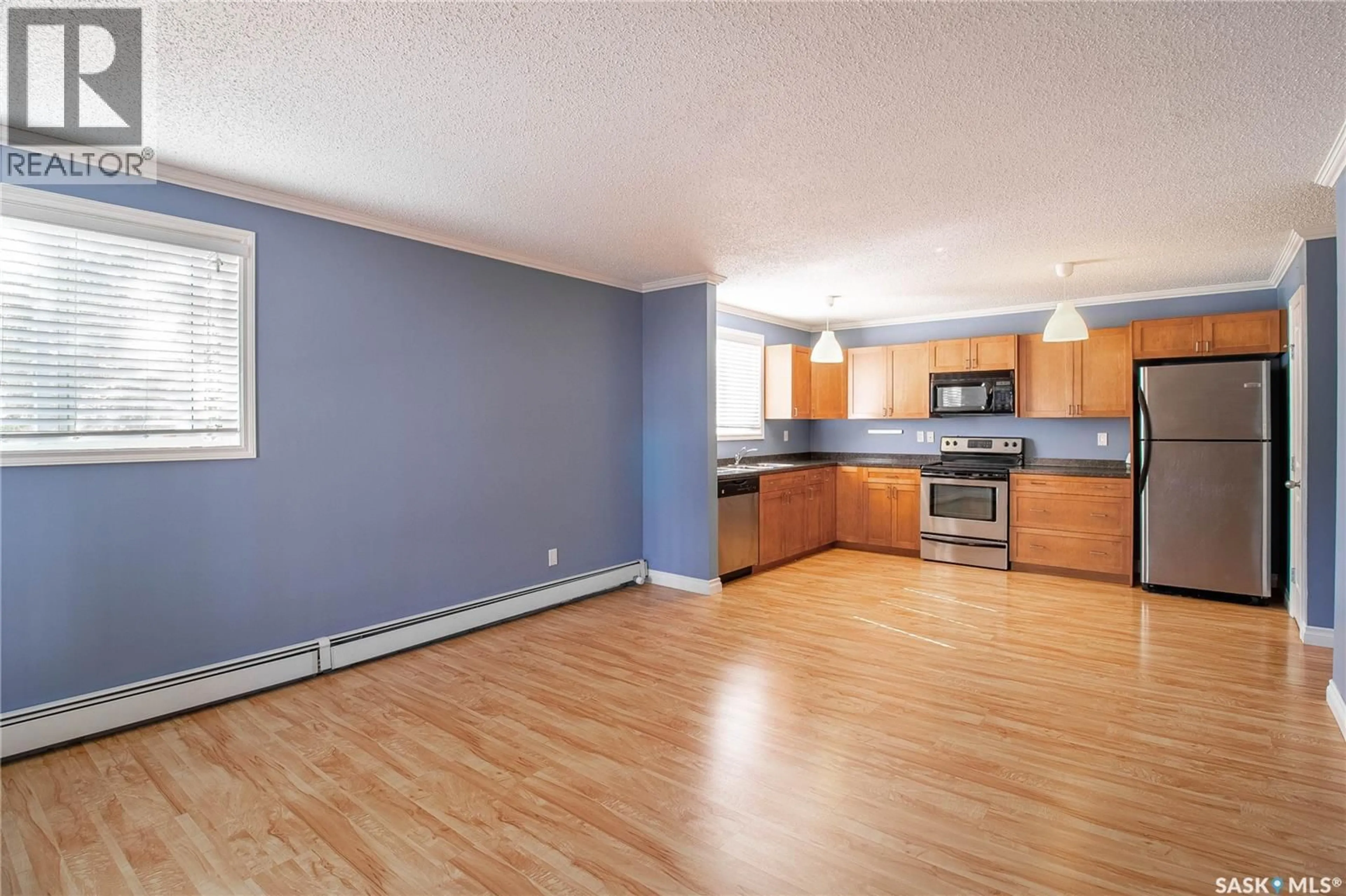 Open concept kitchen, wood/laminate floor for 203 - 521 18TH STREET, Saskatoon Saskatchewan S7M1C8