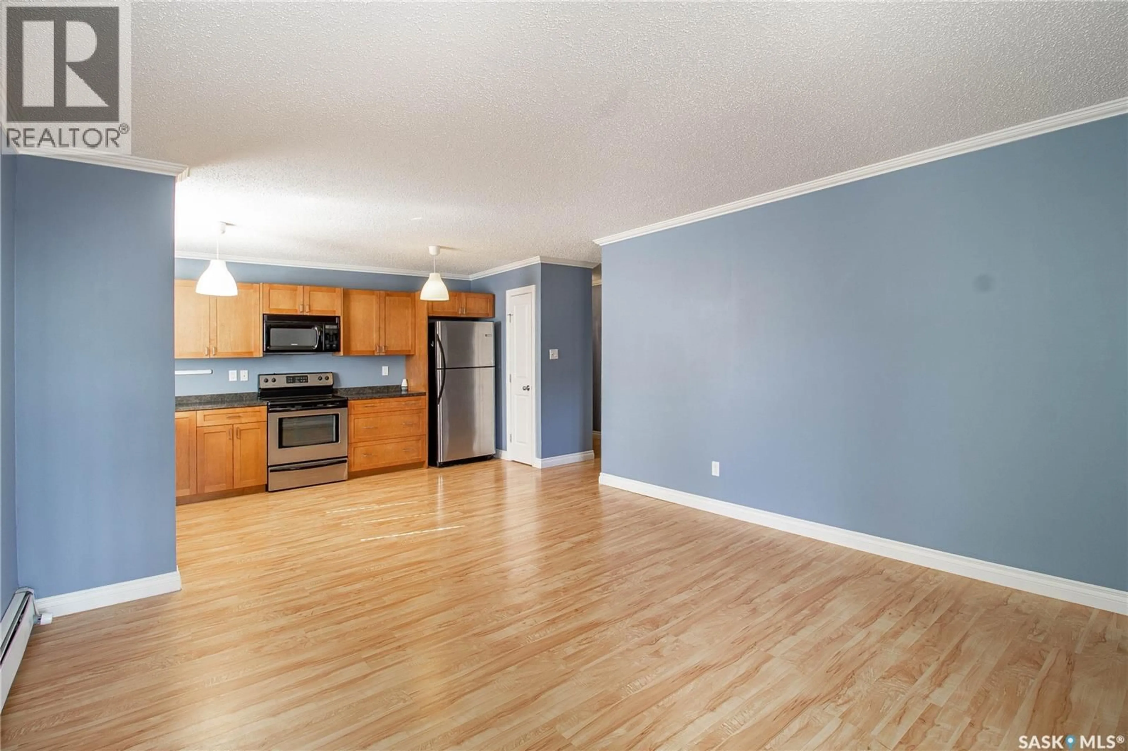 Open concept kitchen, wood/laminate floor for 203 - 521 18TH STREET, Saskatoon Saskatchewan S7M1C8
