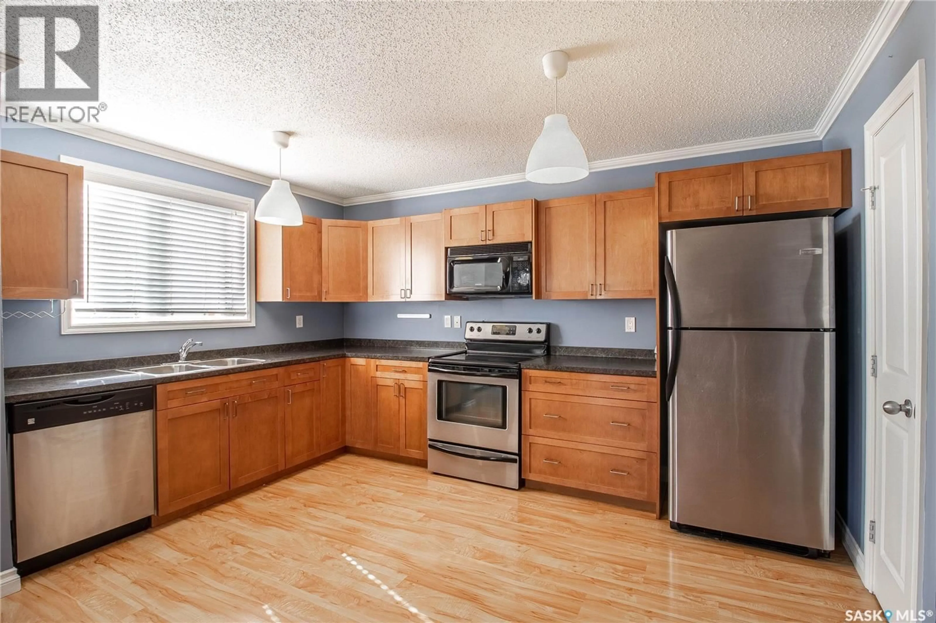 Standard kitchen, wood/laminate floor for 203 - 521 18TH STREET, Saskatoon Saskatchewan S7M1C8