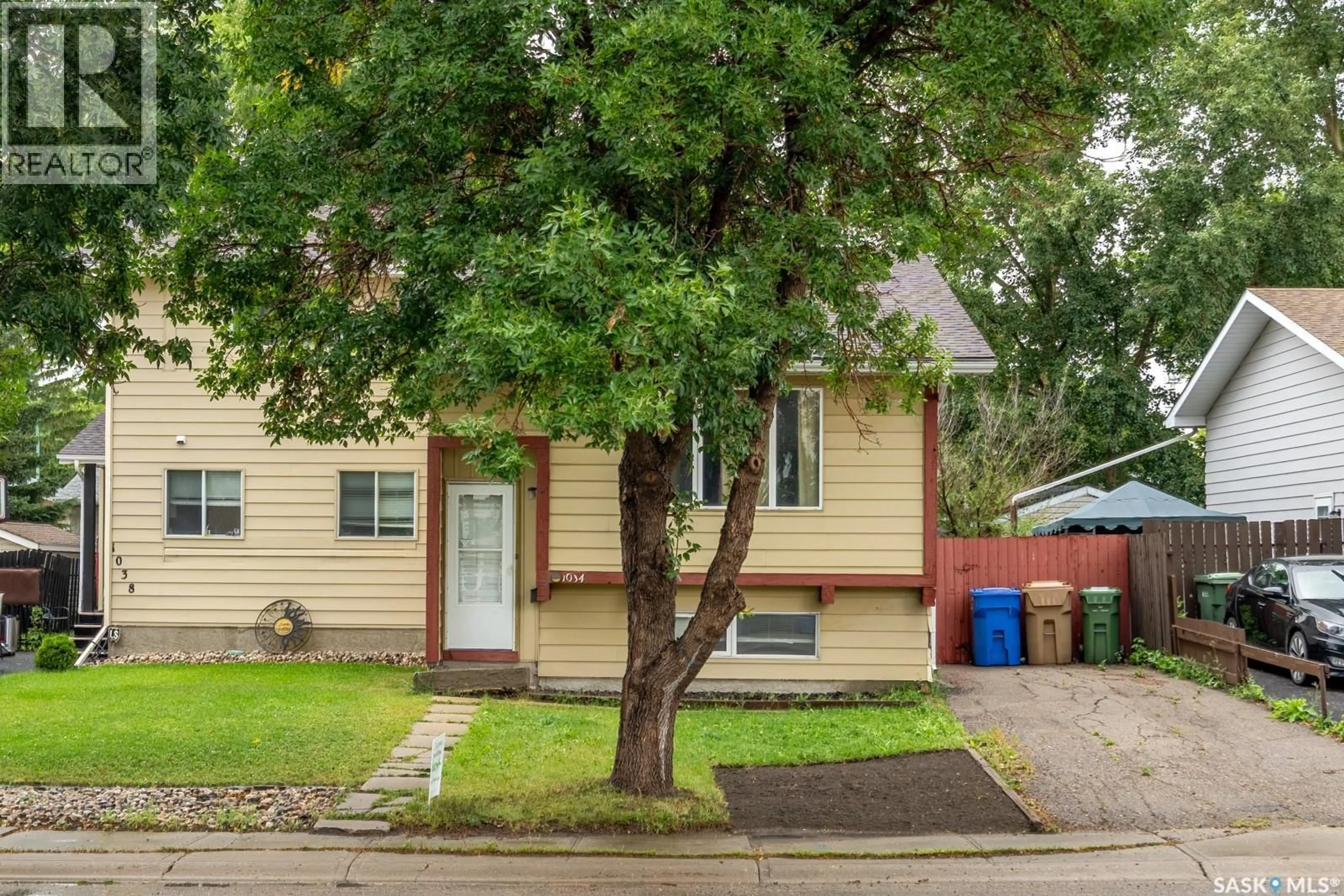 Home with vinyl exterior material, street for 1034 12TH AVENUE, Regina Saskatchewan S4R7W5