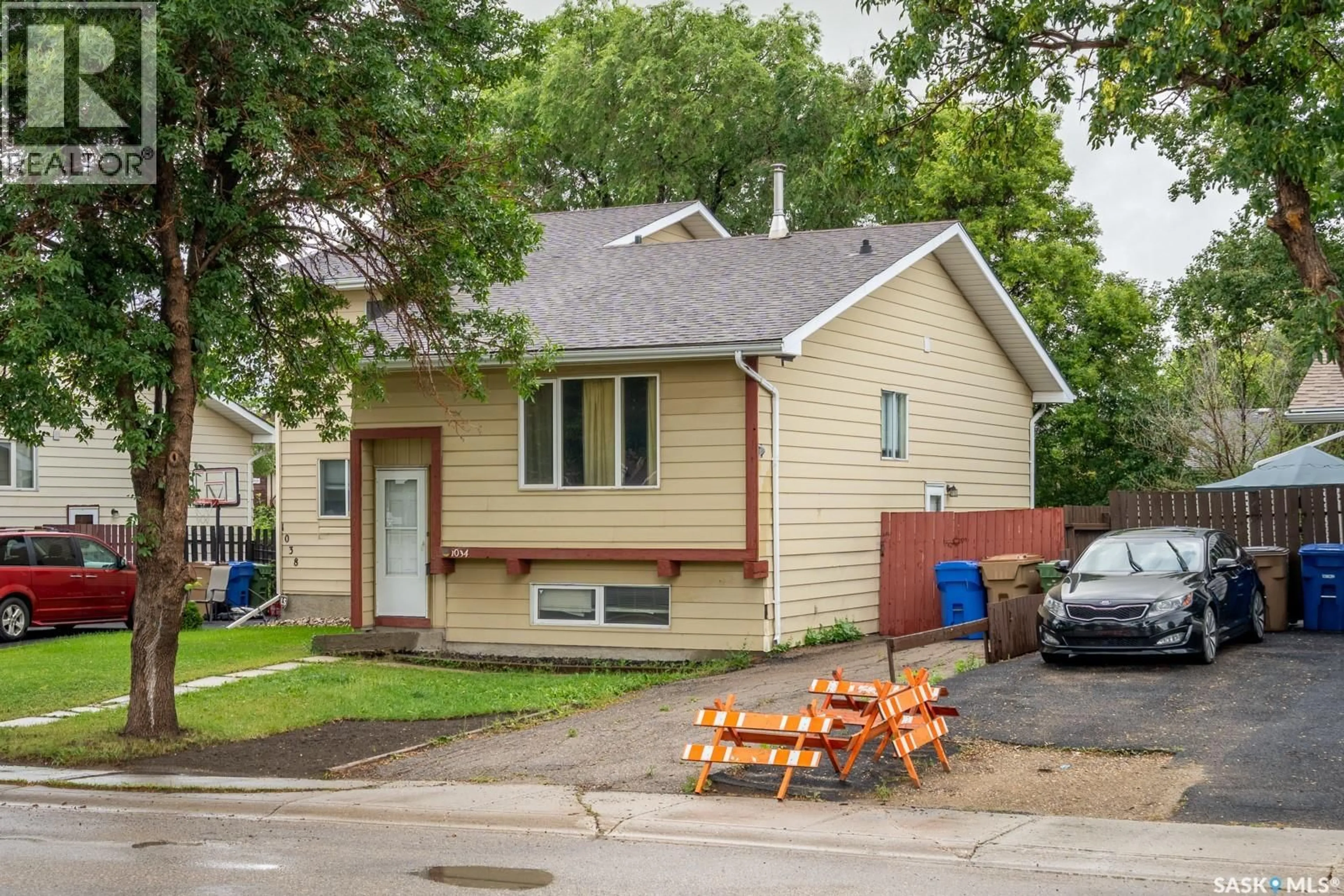 Home with vinyl exterior material, street for 1034 12TH AVENUE, Regina Saskatchewan S4R7W5