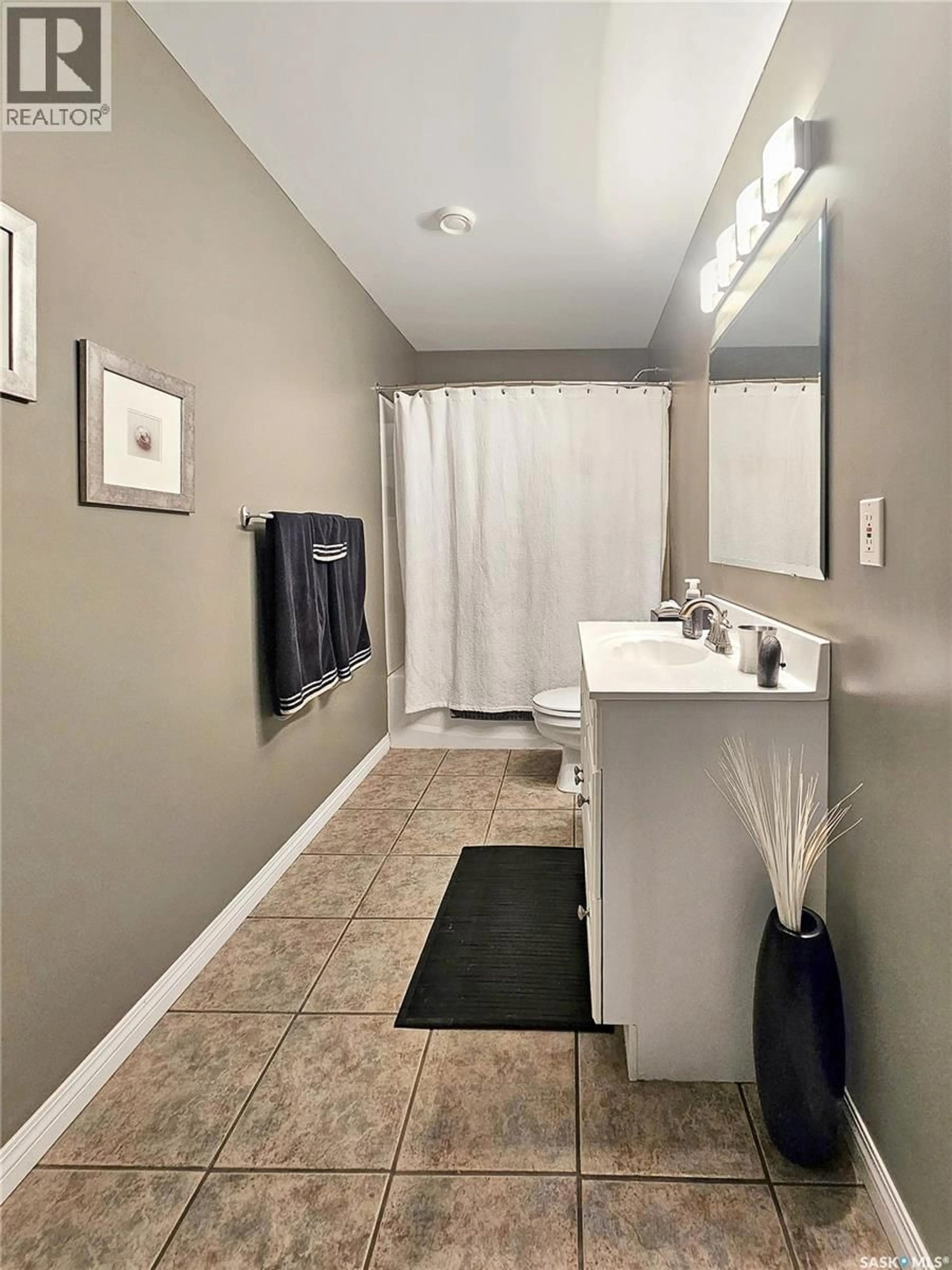 Standard bathroom, ceramic/tile floor for CARLETON ACREAGE, Swift Current Rm No. 137 Saskatchewan S9H3X5
