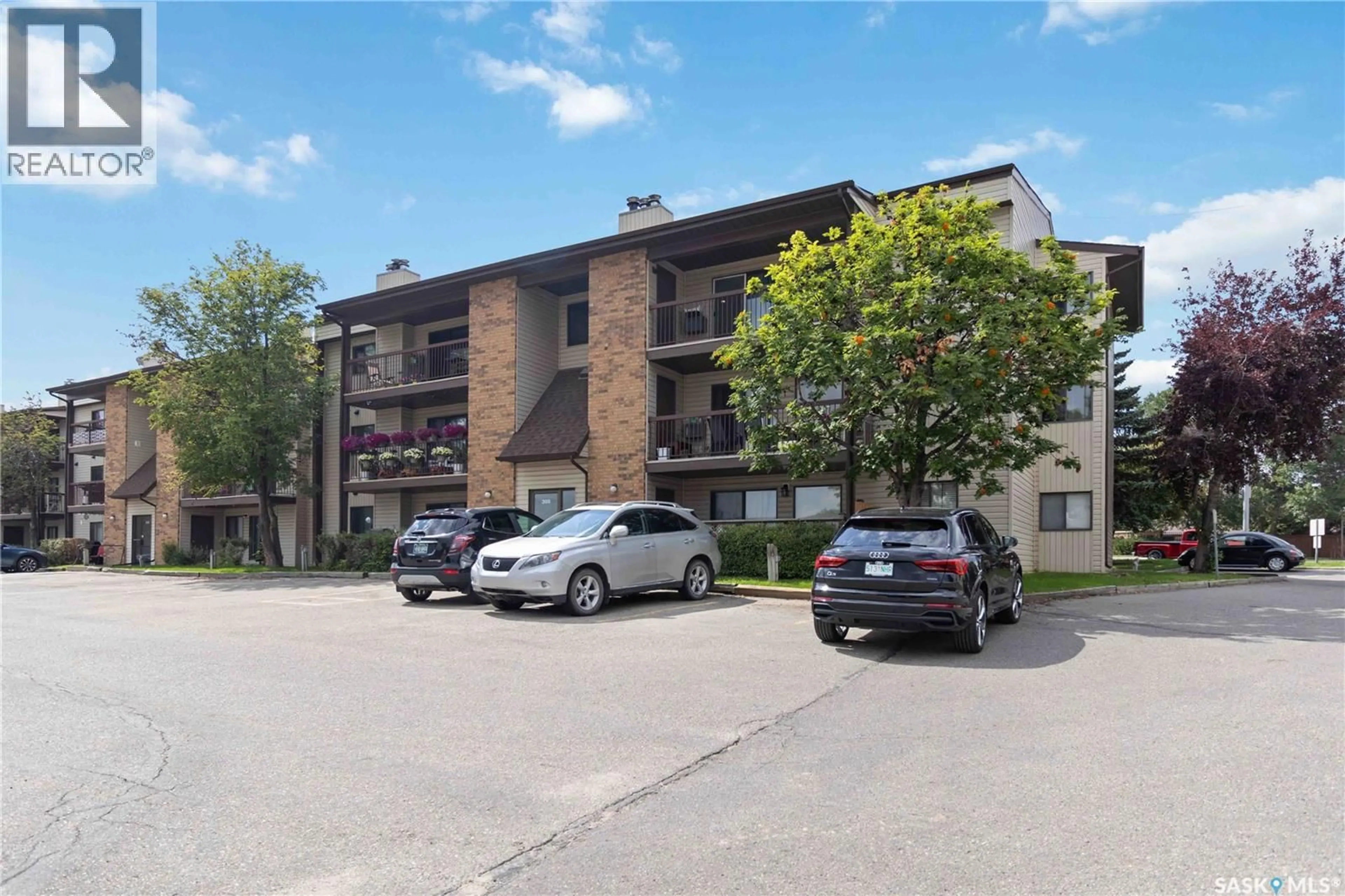 Patio, building for 305 - 302 KINGSMERE BOULEVARD, Saskatoon Saskatchewan S7J4J6