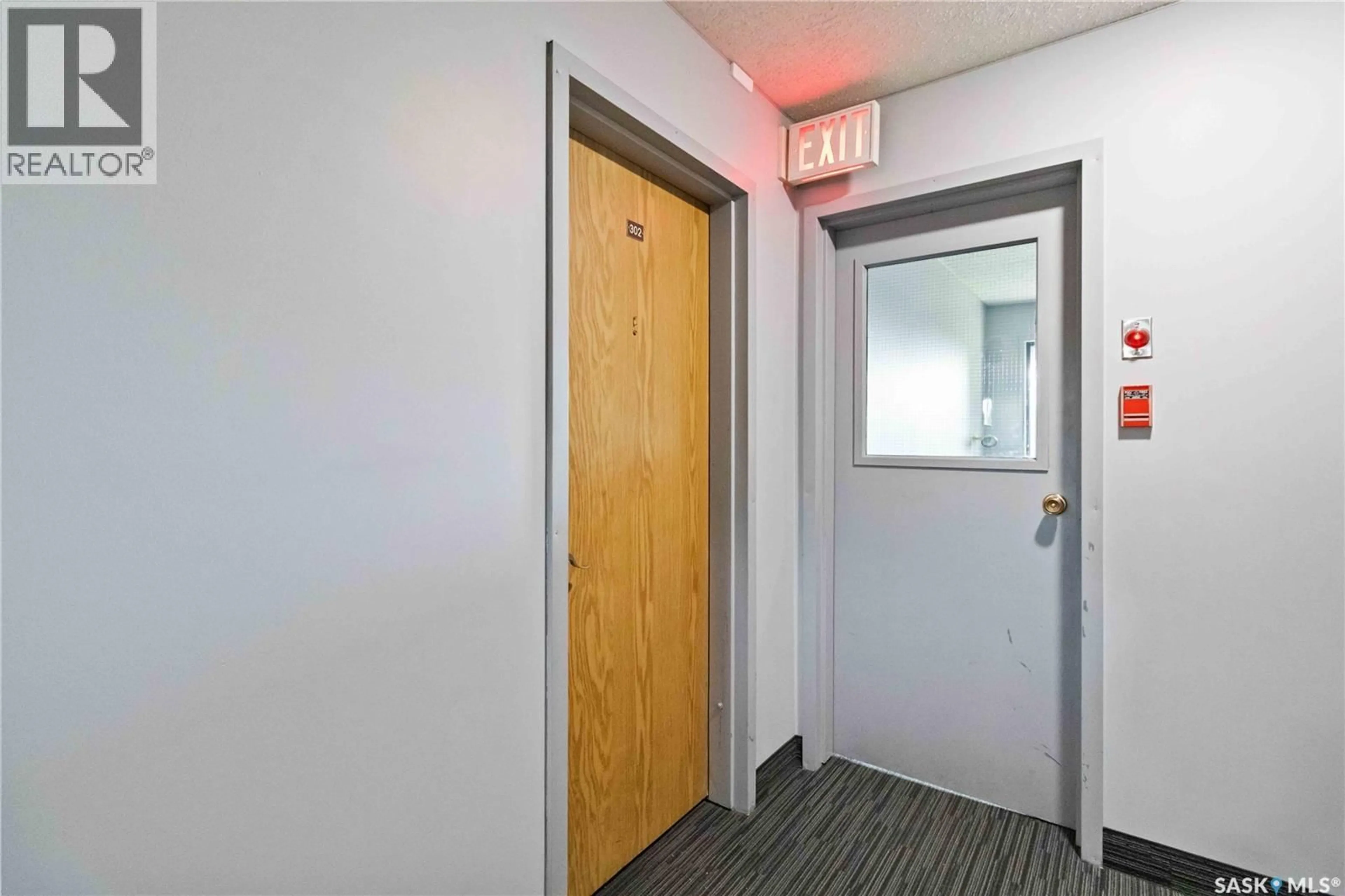 Indoor foyer for 305 - 302 KINGSMERE BOULEVARD, Saskatoon Saskatchewan S7J4J6