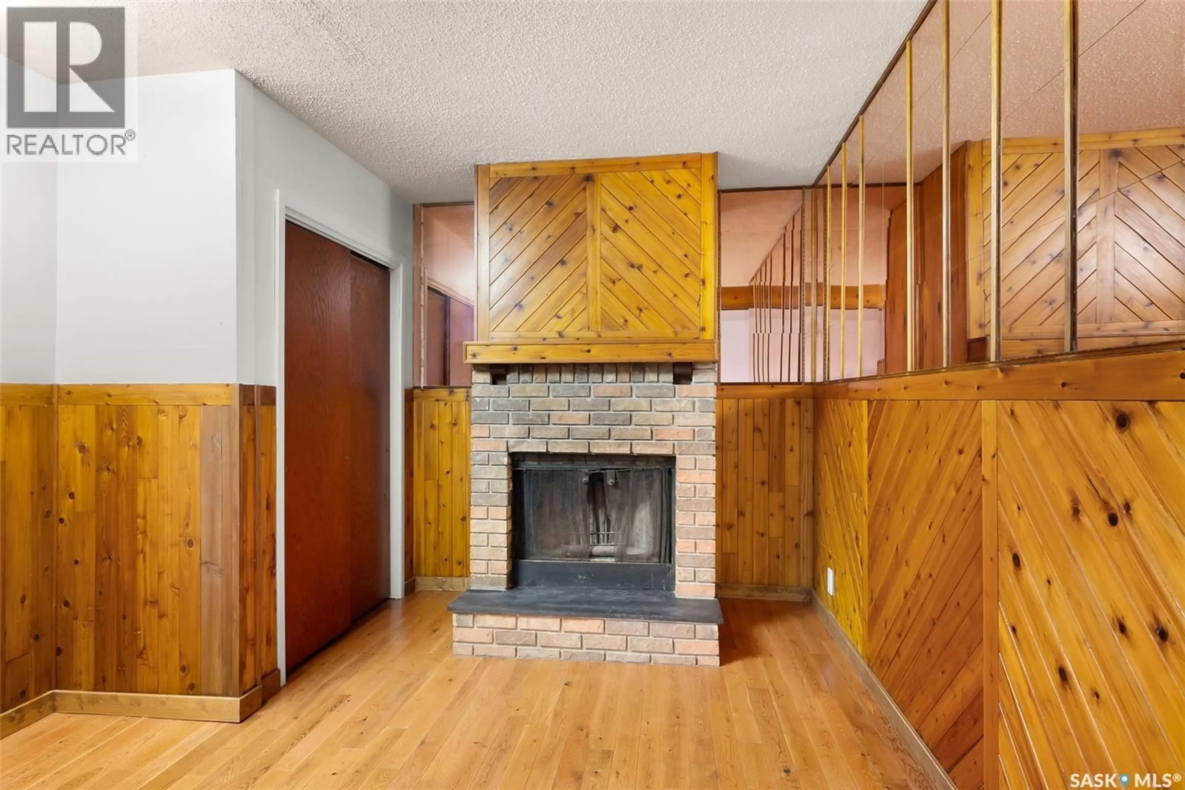 Indoor foyer for 926 WALLACE STREET, Regina Saskatchewan S4N3Y5