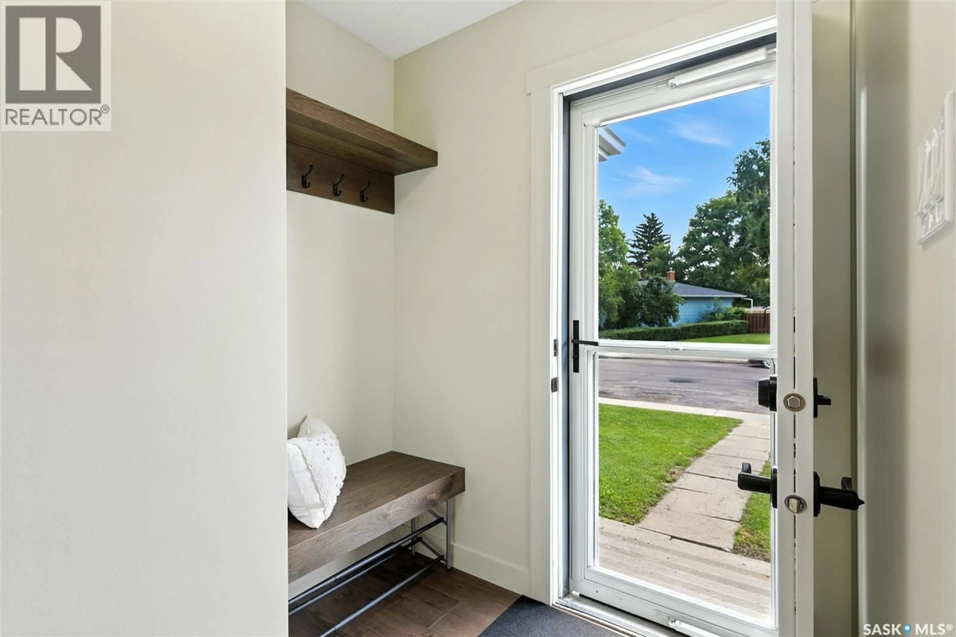 Indoor entryway for 385 BIRCH CRESCENT, Saskatoon Saskatchewan S7N2M6