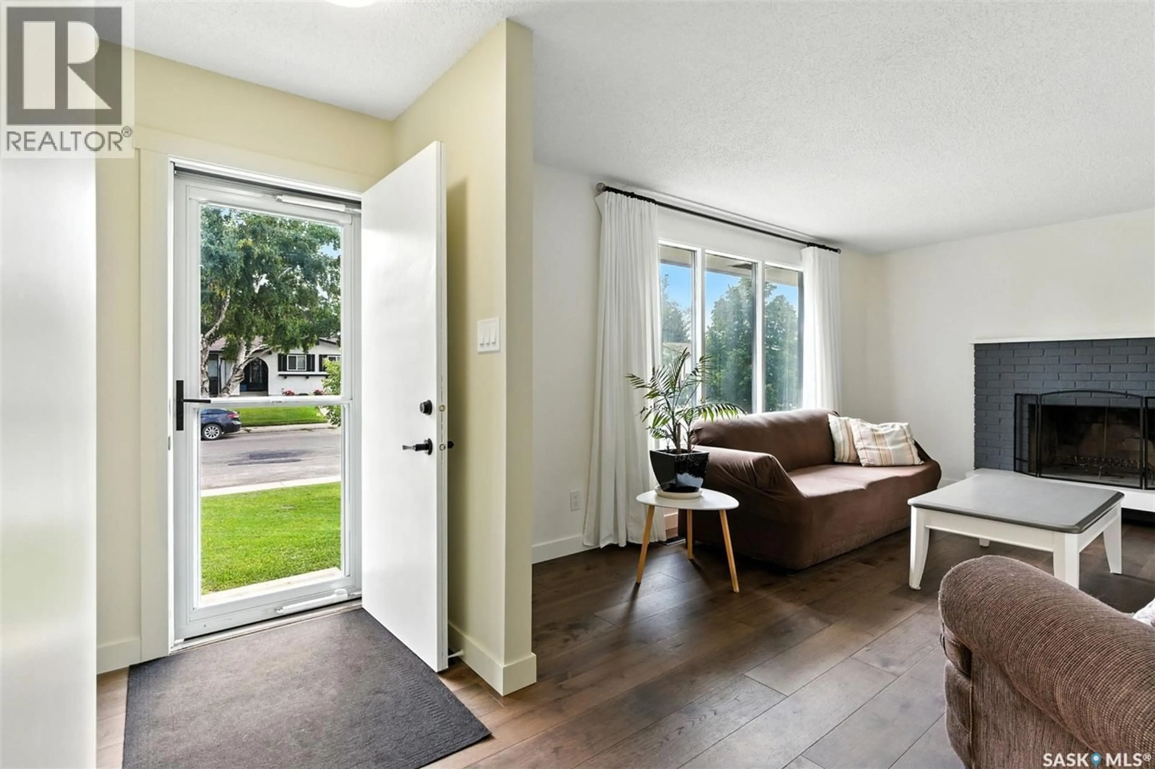 Indoor entryway for 385 BIRCH CRESCENT, Saskatoon Saskatchewan S7N2M6