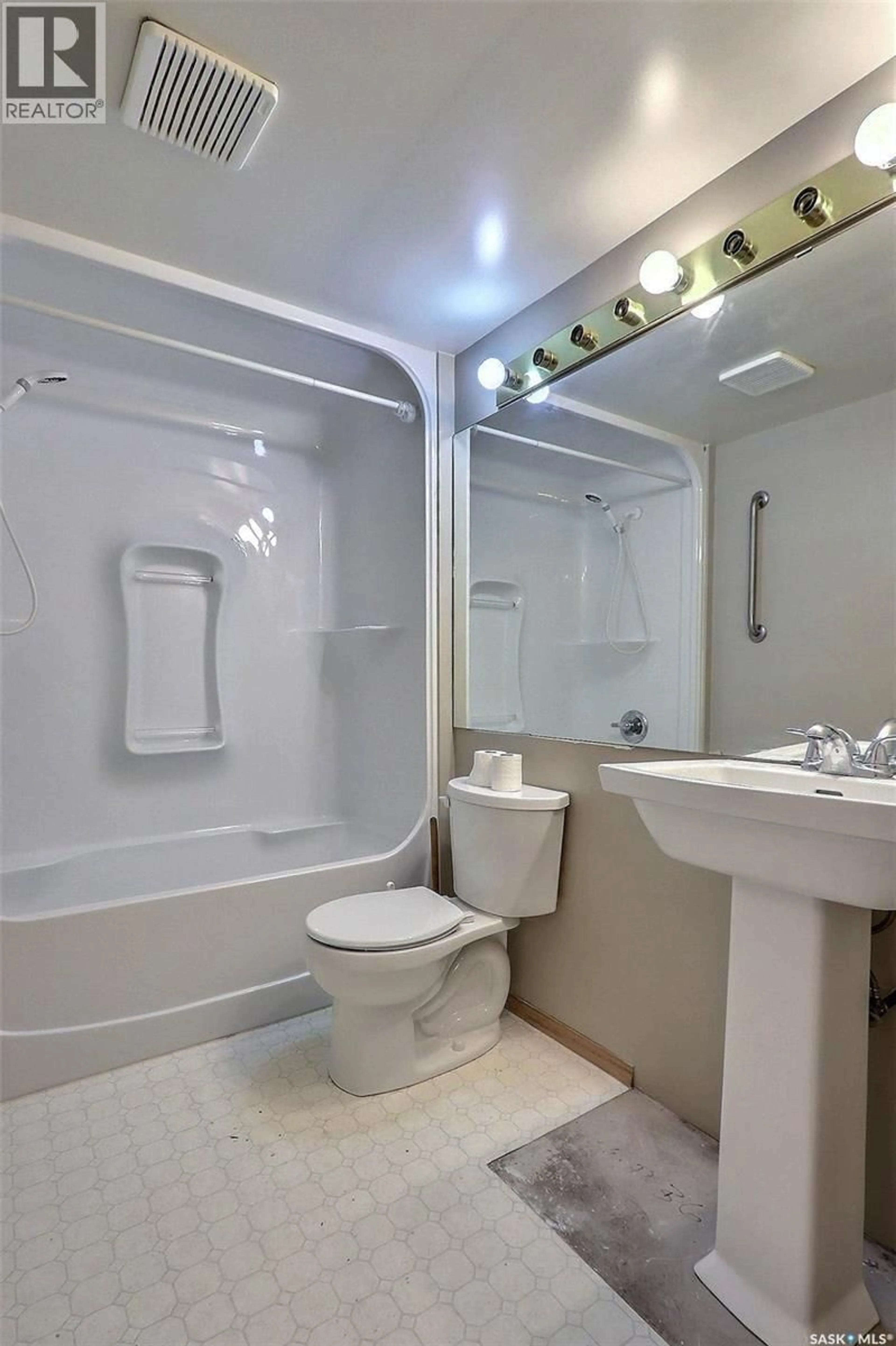 Standard bathroom, unknown for 305 - 215 34TH STREET, Prince Albert Saskatchewan S6V8B8