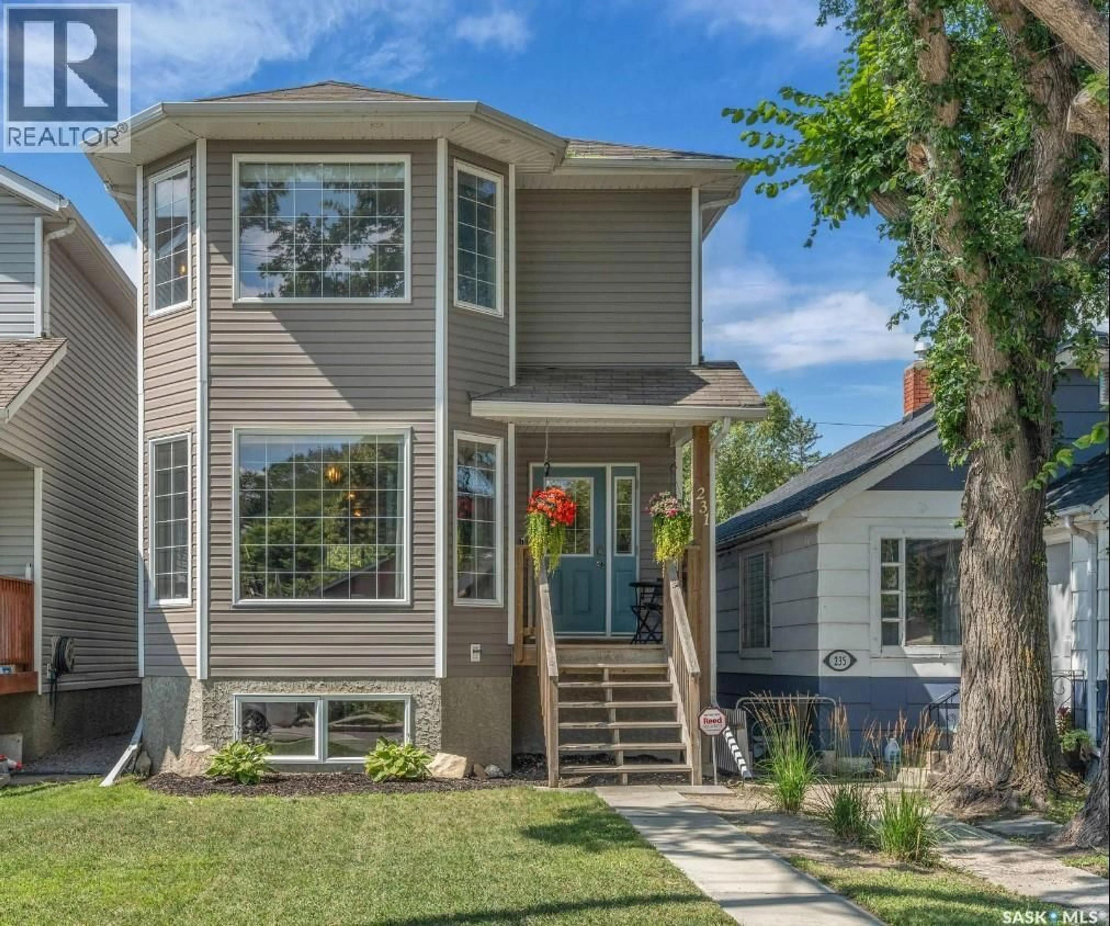 Home with vinyl exterior material, street for 231 L AVENUE, Saskatoon Saskatchewan S7L2P3