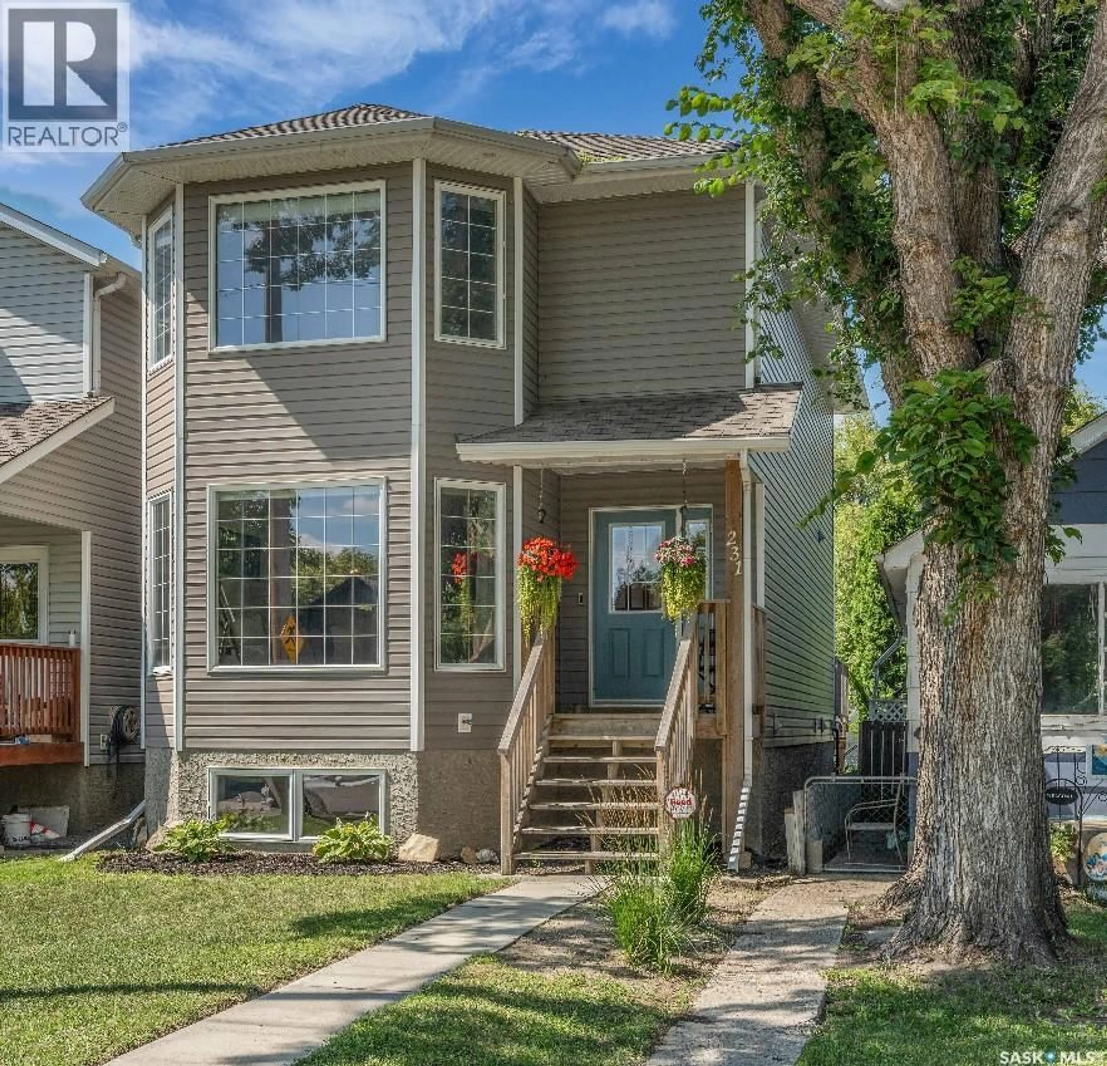 Home with vinyl exterior material, street for 231 L AVENUE, Saskatoon Saskatchewan S7L2P3