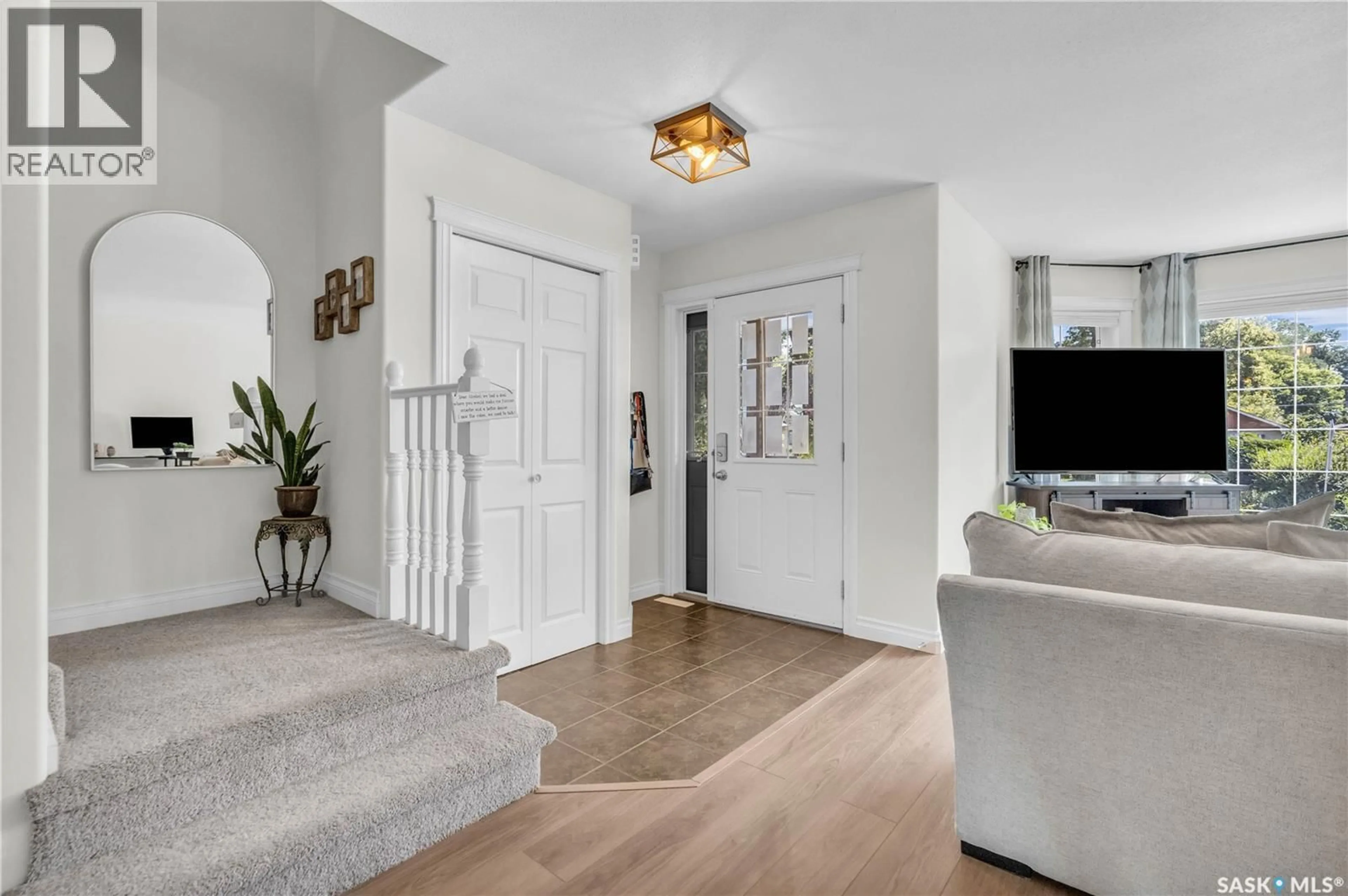 Indoor entryway for 231 L AVENUE, Saskatoon Saskatchewan S7L2P3
