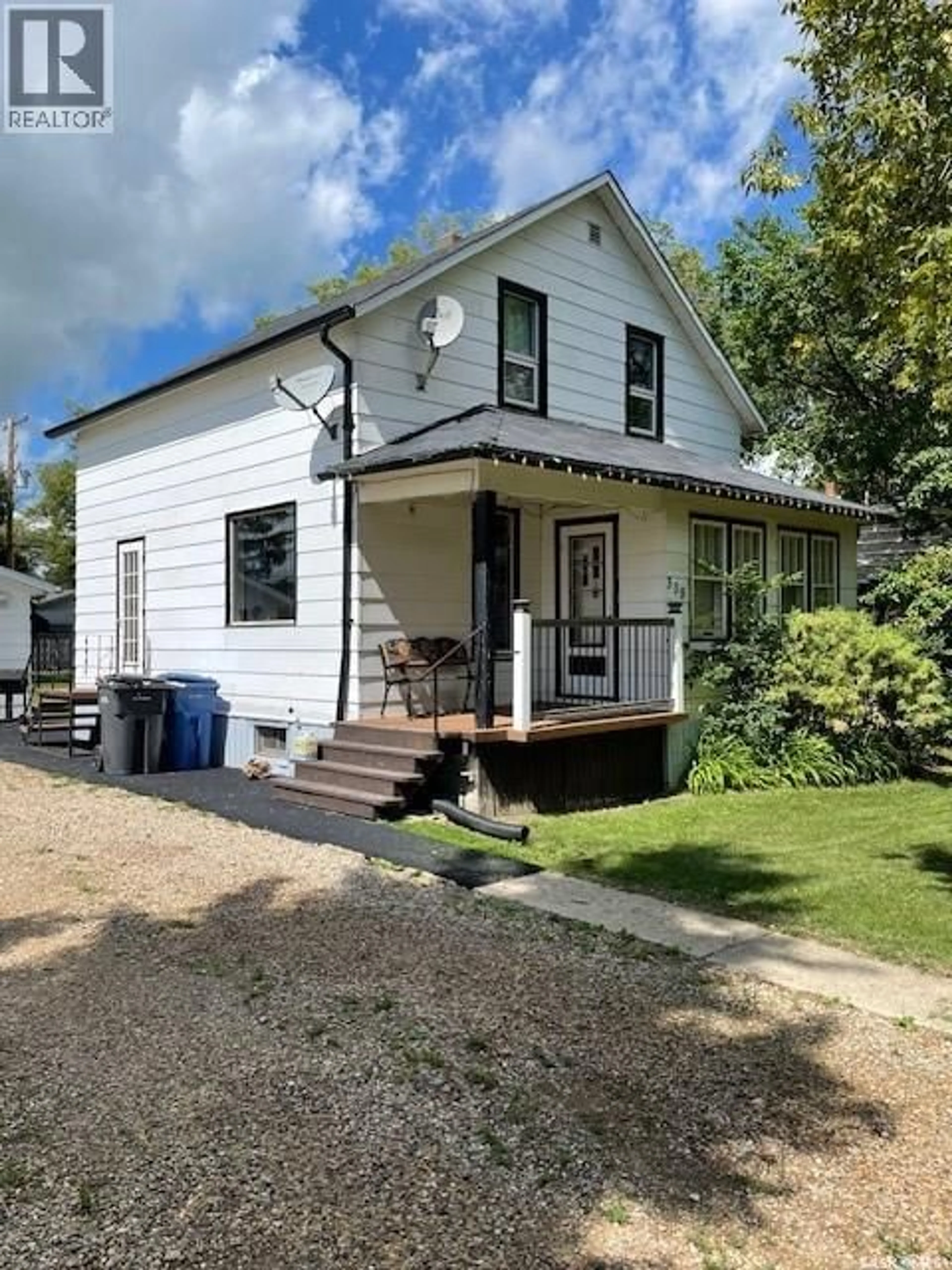 Home with vinyl exterior material, street for 308 1ST STREET, Carlyle Saskatchewan S0C0R0