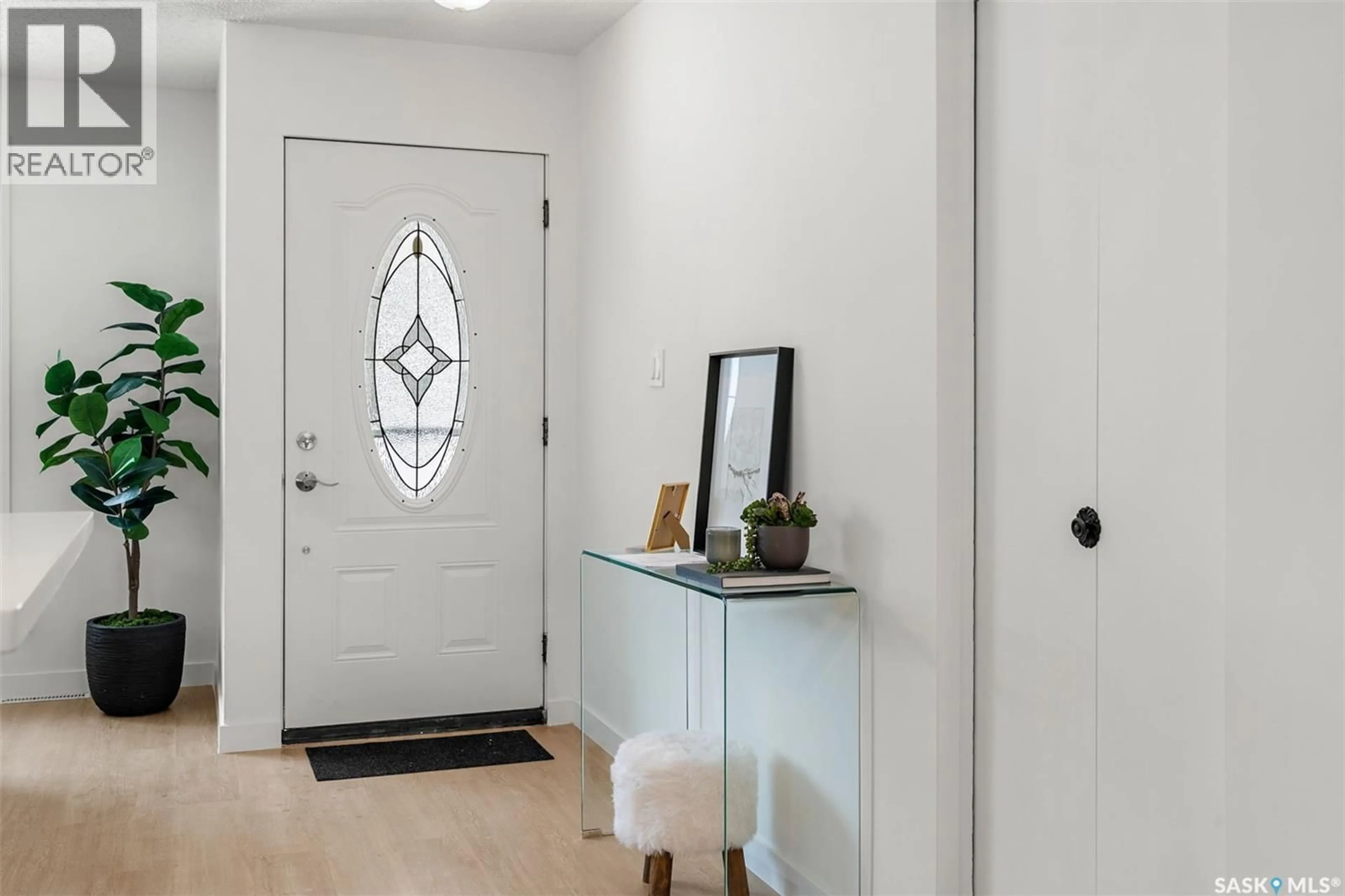 Indoor entryway for 329 Y AVENUE, Saskatoon Saskatchewan S7L3K8