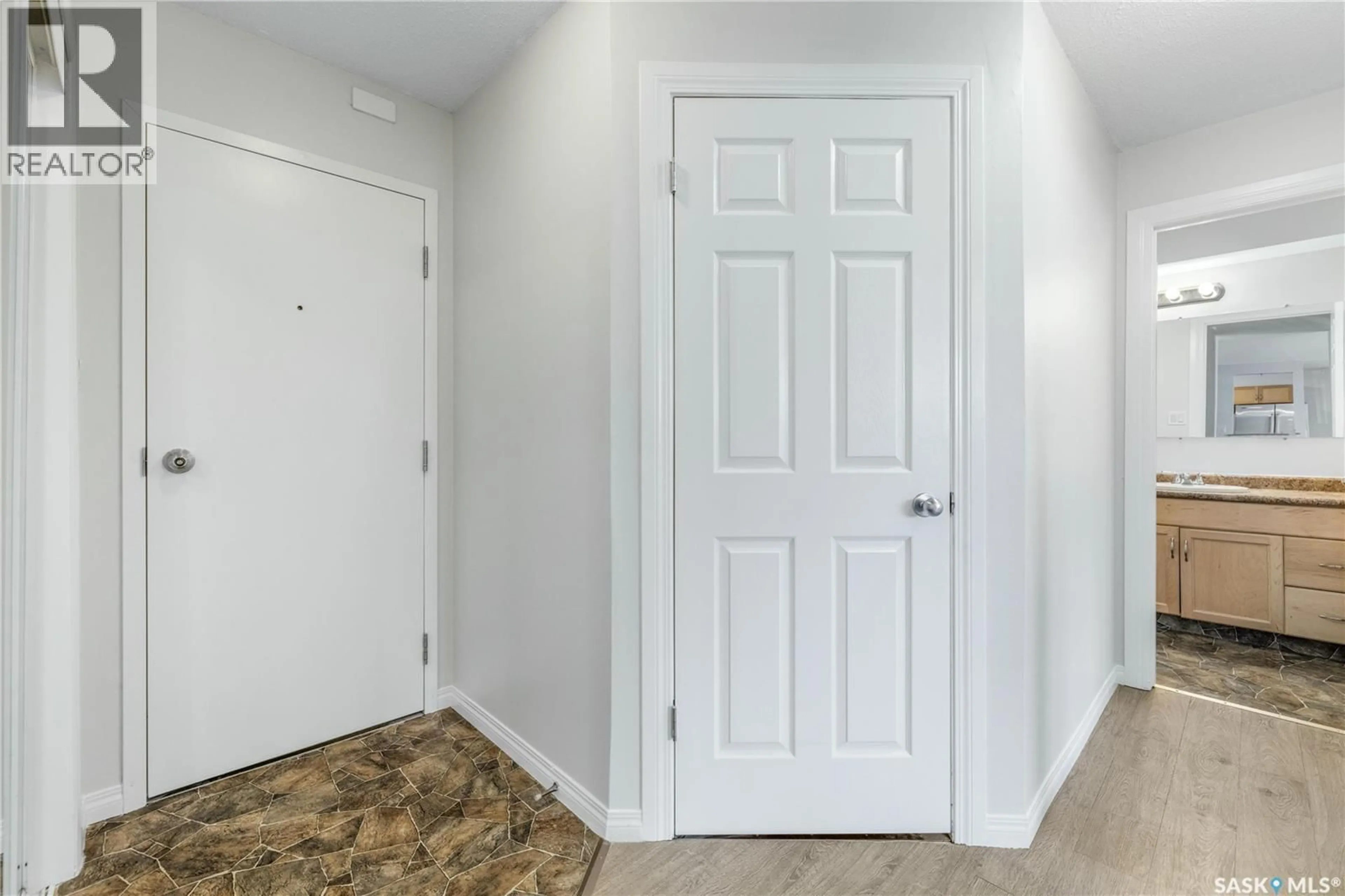 Indoor entryway for 11 - 1811 8TH AVENUE, Regina Saskatchewan S4R0G5