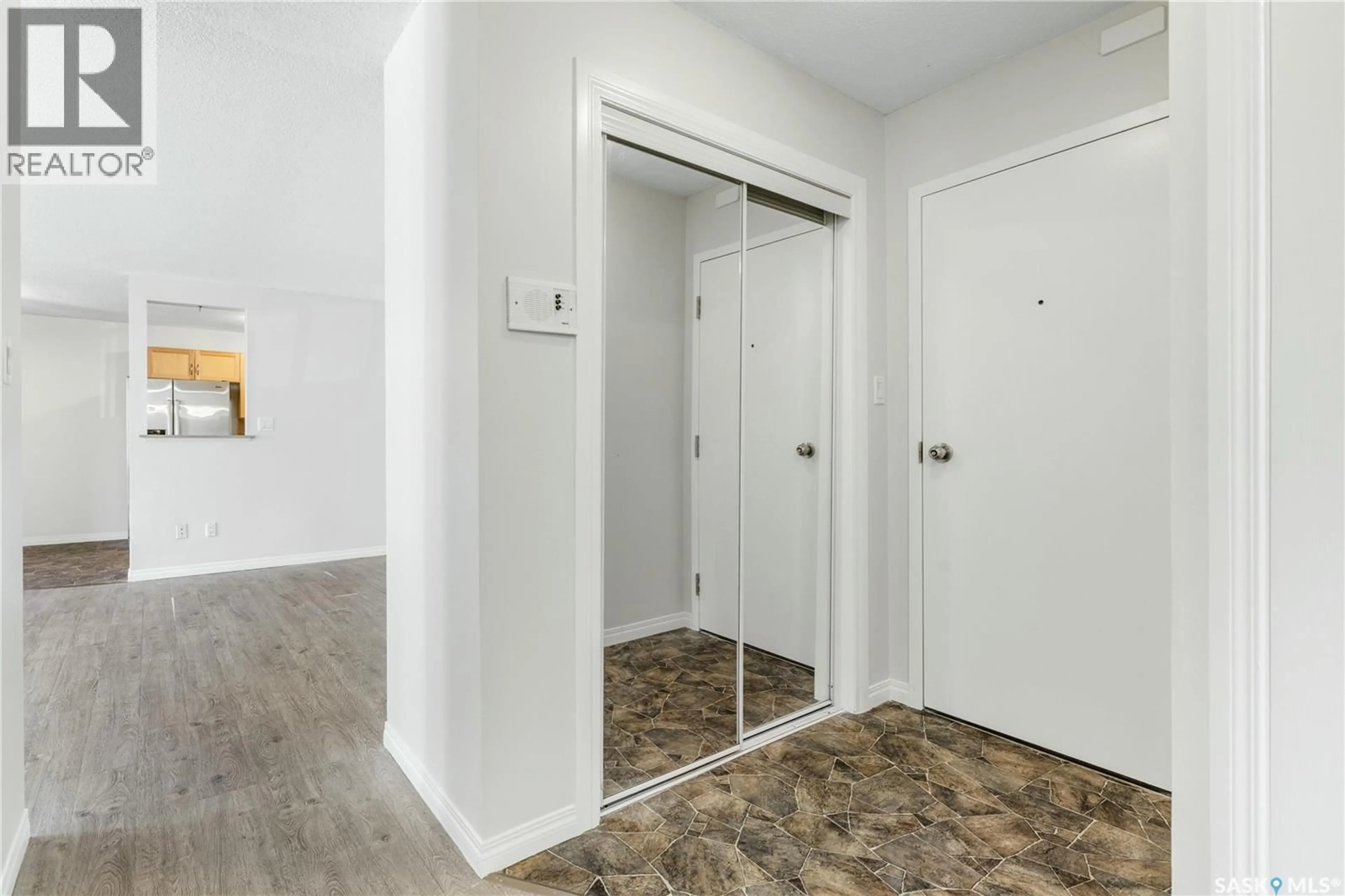 Indoor entryway for 11 - 1811 8TH AVENUE, Regina Saskatchewan S4R0G5