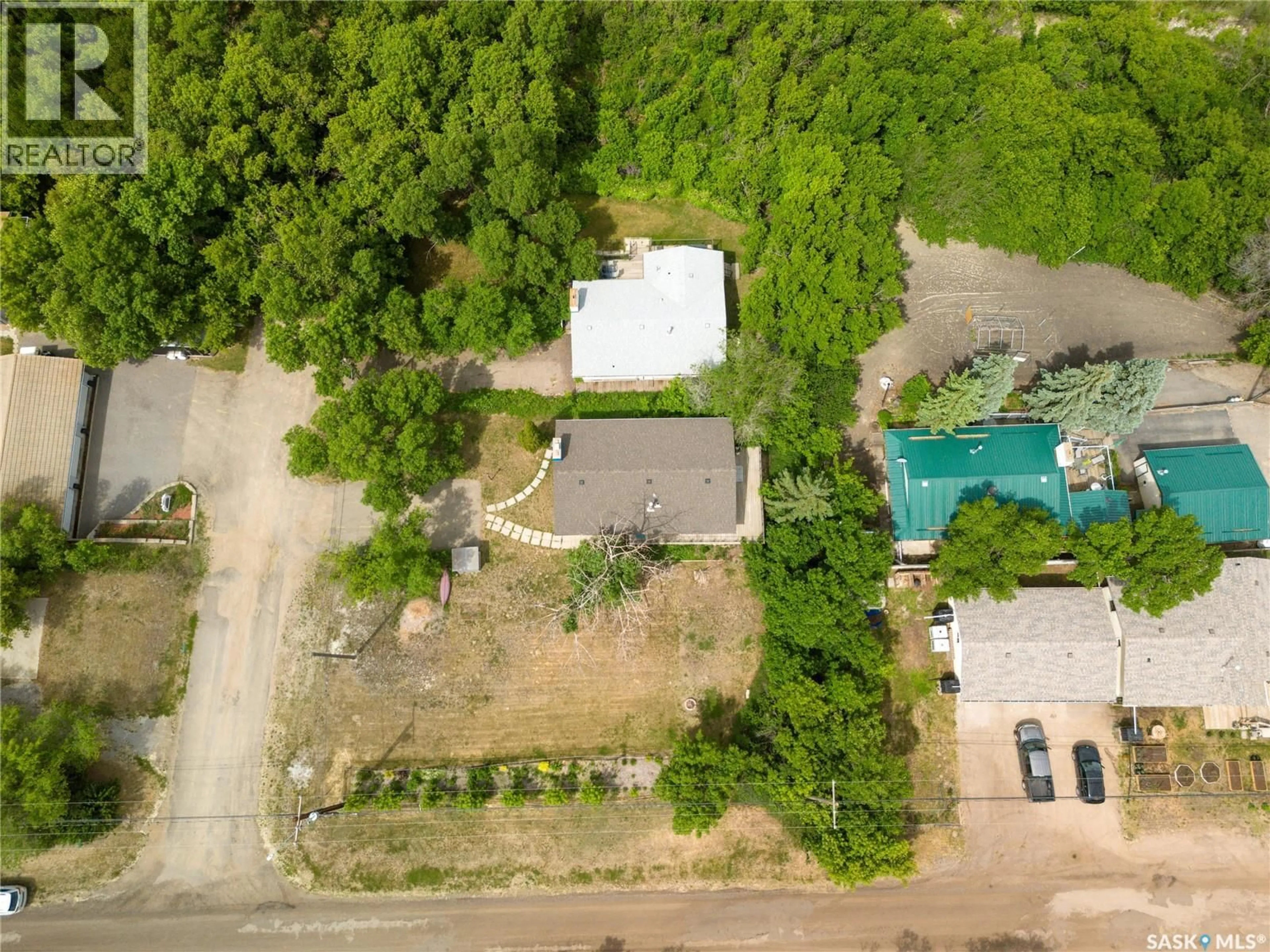 A pic from outside/outdoor area/front of a property/back of a property/a pic from drone, street for 461 13TH STREET, Regina Beach Saskatchewan S0G4C0