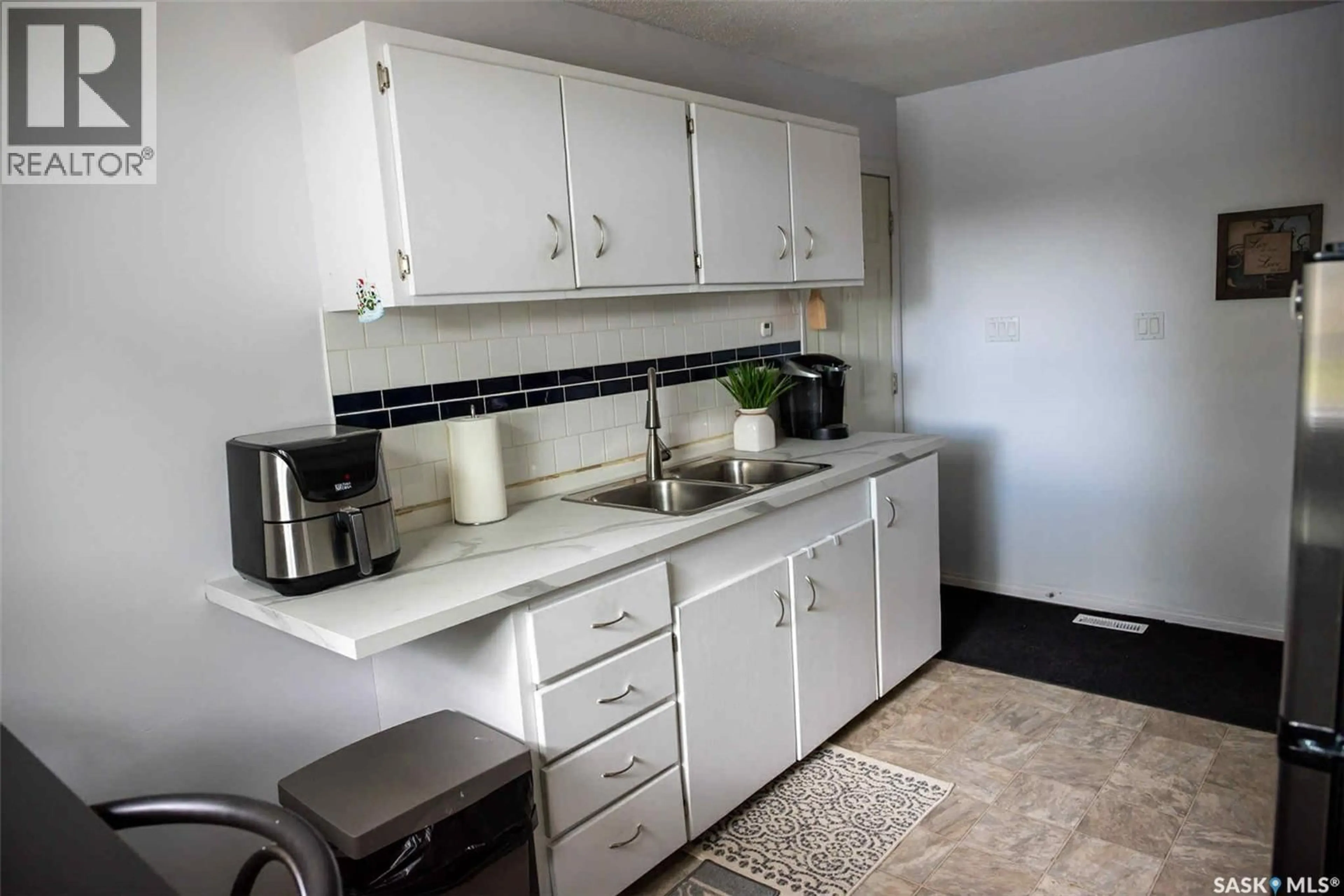 Standard kitchen, unknown for 18 MARSHALL CRESCENT, Regina Saskatchewan S4R4Y7
