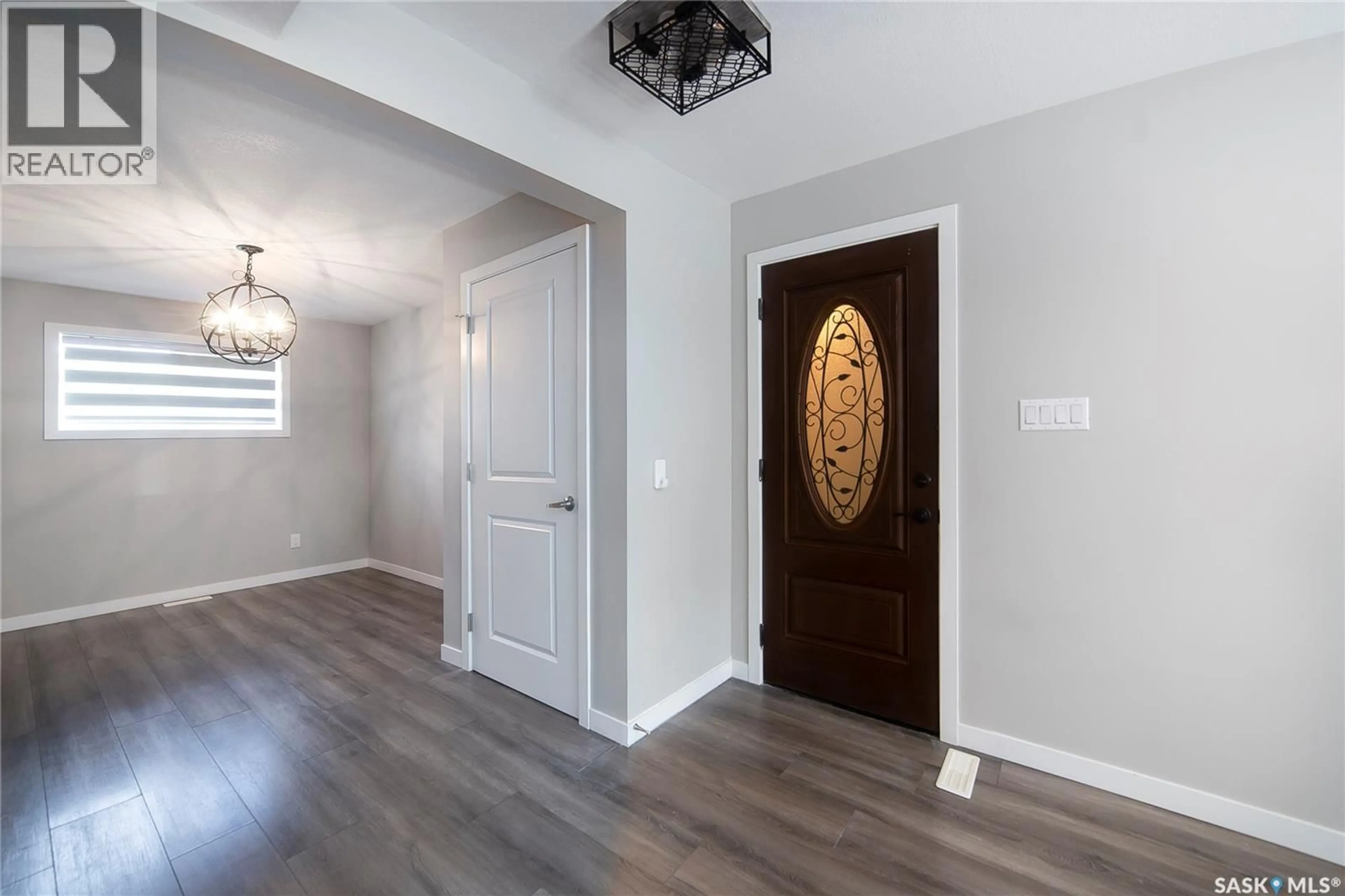 Indoor entryway for 1525/1527 COY AVENUE, Saskatoon Saskatchewan S7M0H5