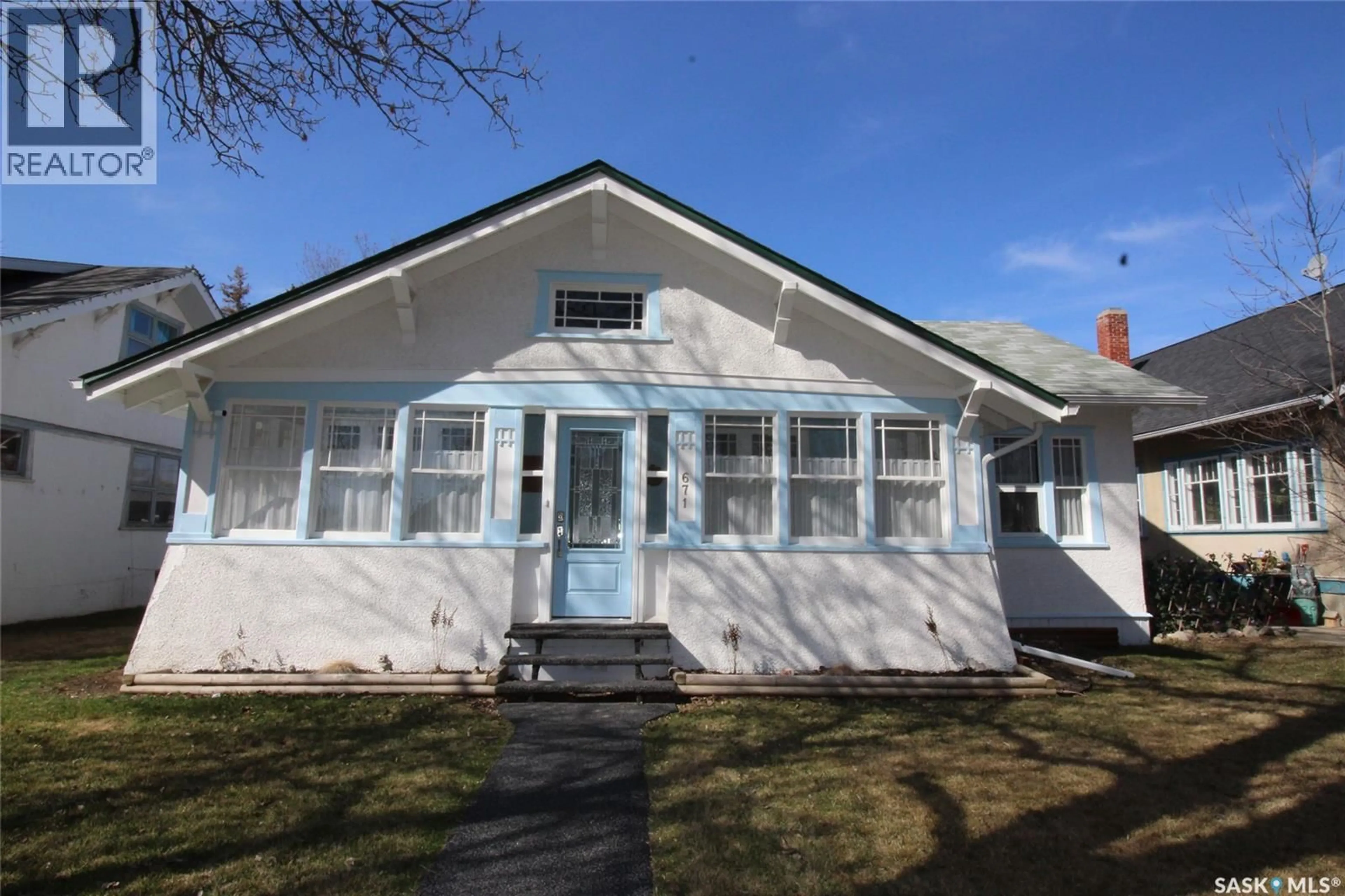 Home with vinyl exterior material, building for 671 2ND STREET, Shaunavon Saskatchewan S0N2M0