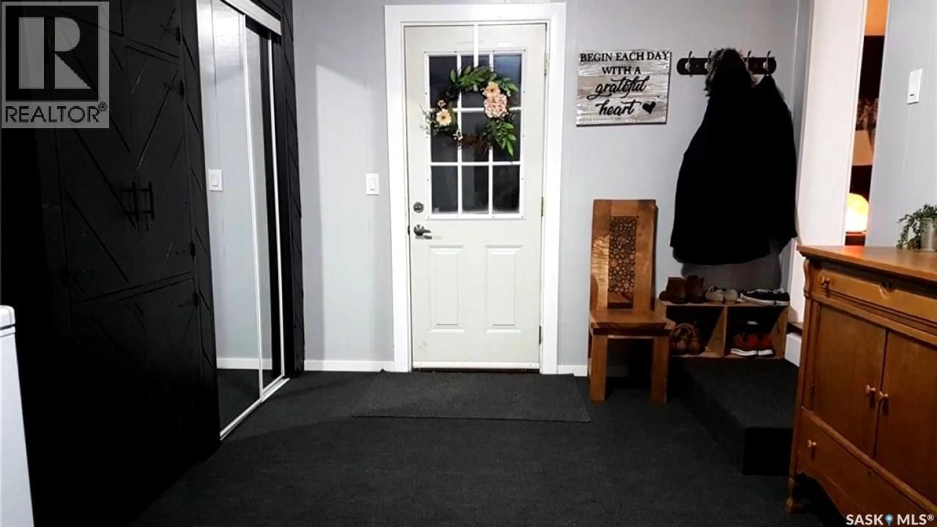 Indoor entryway for 11 401 RAILWAY AVENUE E, Vanscoy Saskatchewan S0L3J0