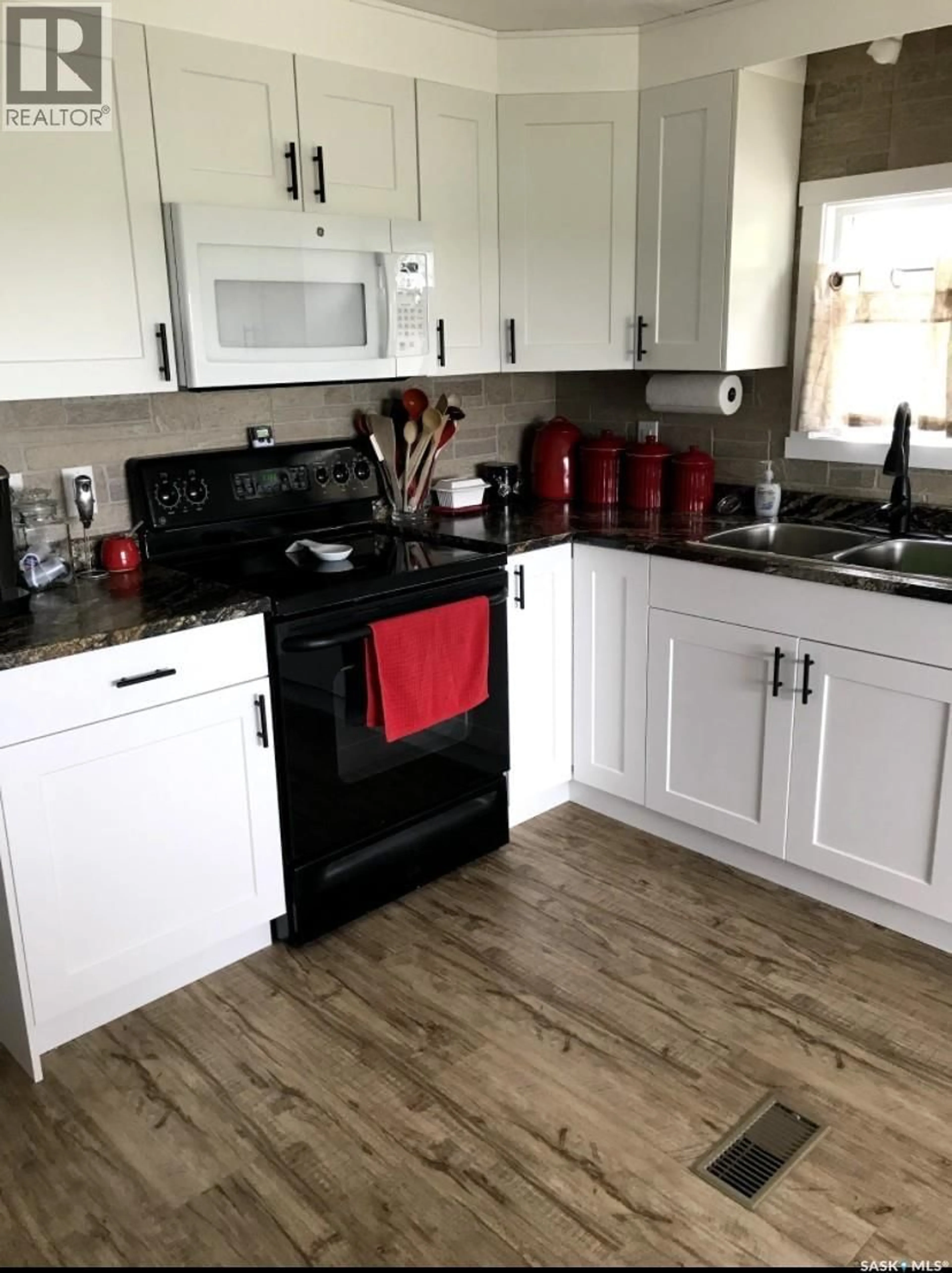 Open concept kitchen, unknown for 11 401 RAILWAY AVENUE E, Vanscoy Saskatchewan S0L3J0