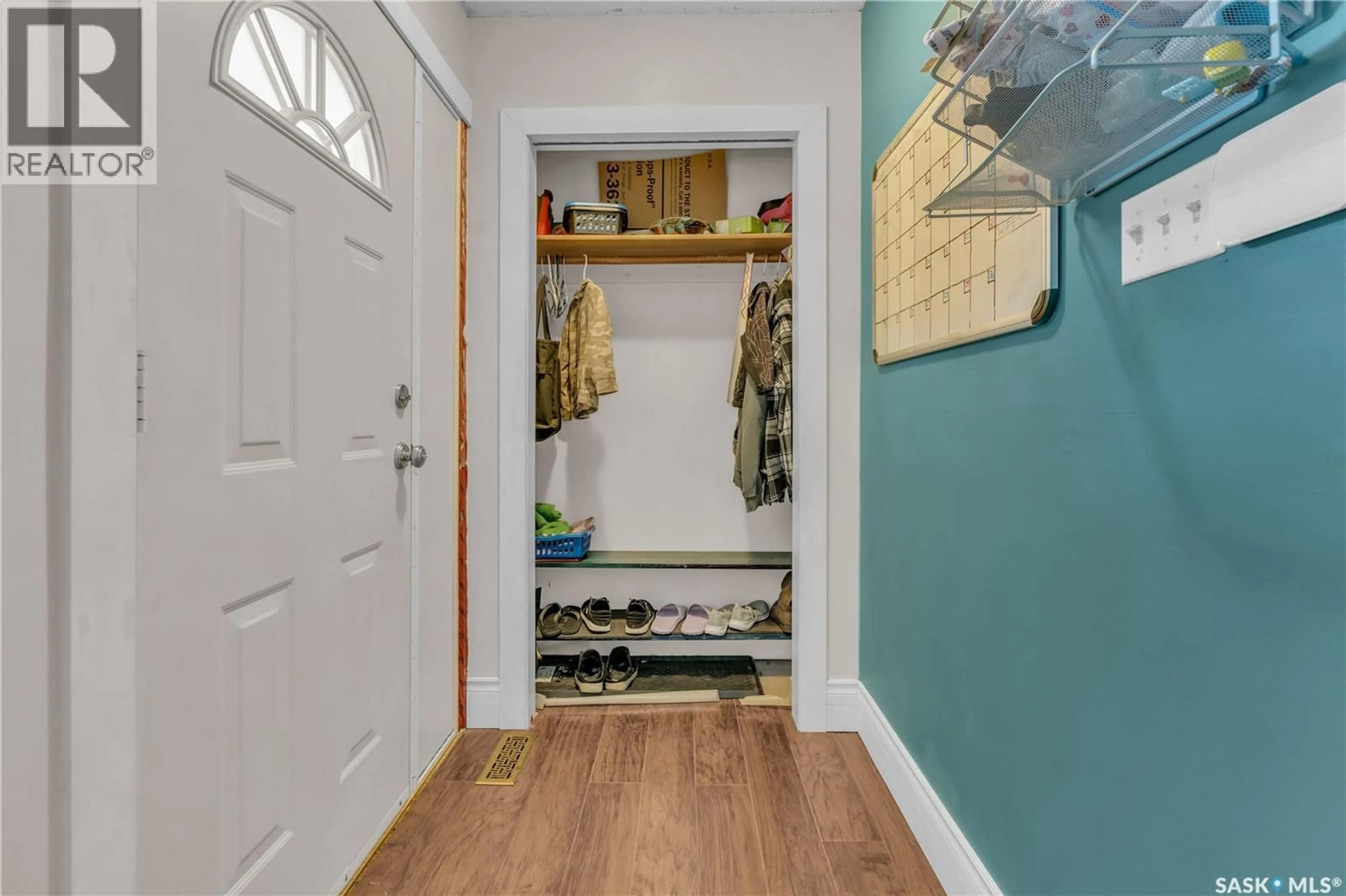 Indoor entryway for 830 BATTEL STREET, Regina Saskatchewan S4X2H8