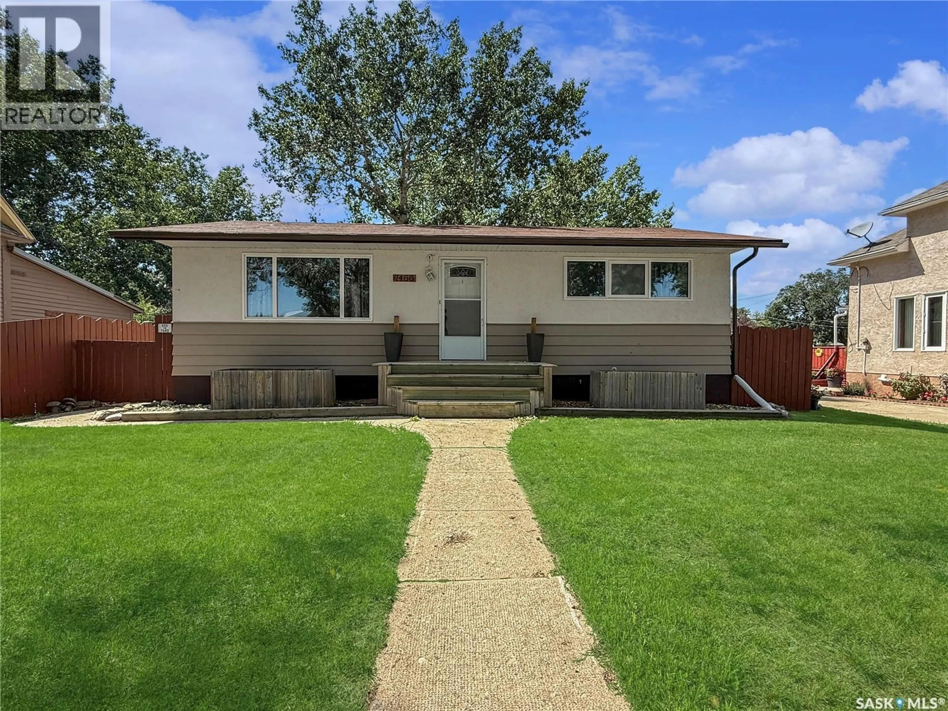 Home with vinyl exterior material, street for 7466 LAKE AVENUE, Gull Lake Saskatchewan S0N1A0