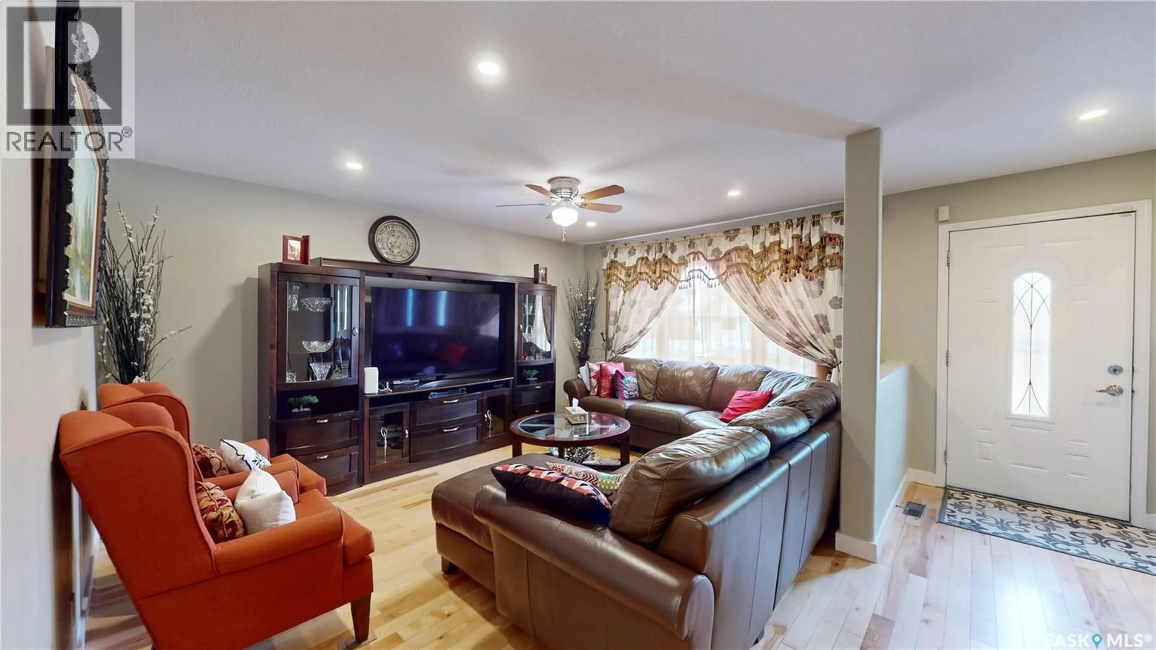 Living room with furniture, unknown for 710 WELDON AVENUE, Saskatoon Saskatchewan S7M2V2