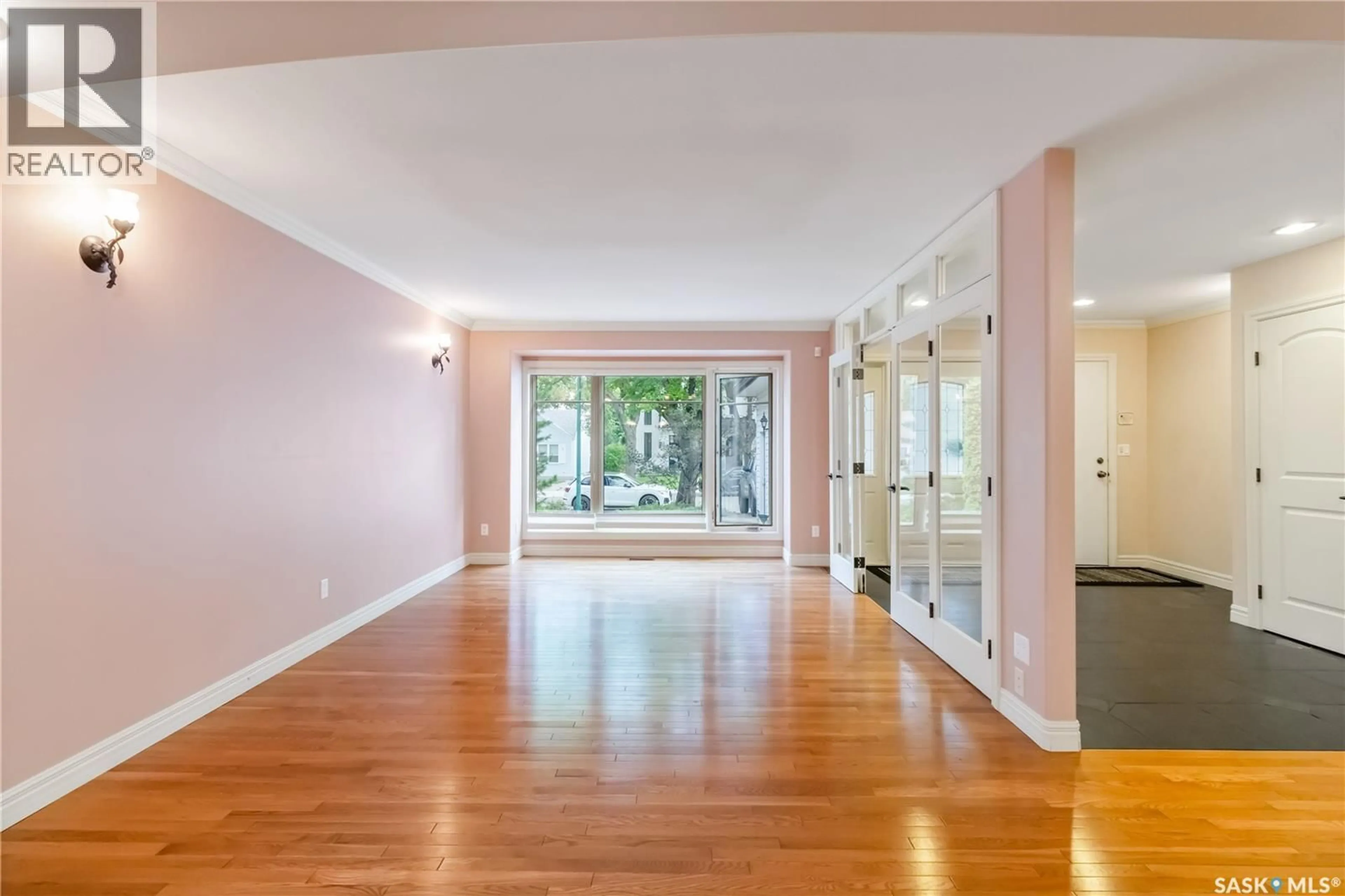 Indoor foyer for 1203 15TH STREET, Saskatoon Saskatchewan S7N0R6