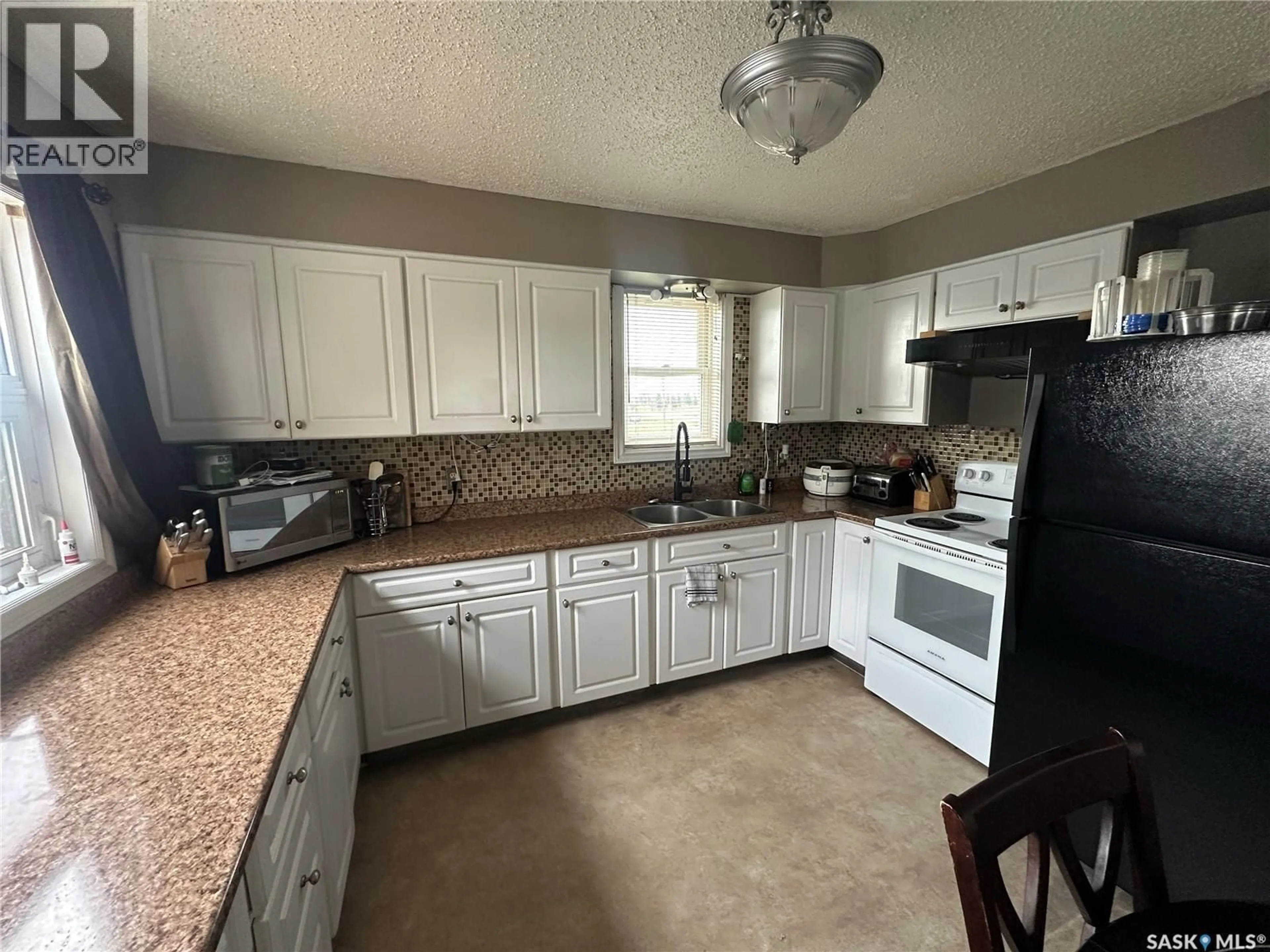 Standard kitchen, ceramic/tile floor for 102 9TH AVENUE, Weyburn Saskatchewan S4H1Z7