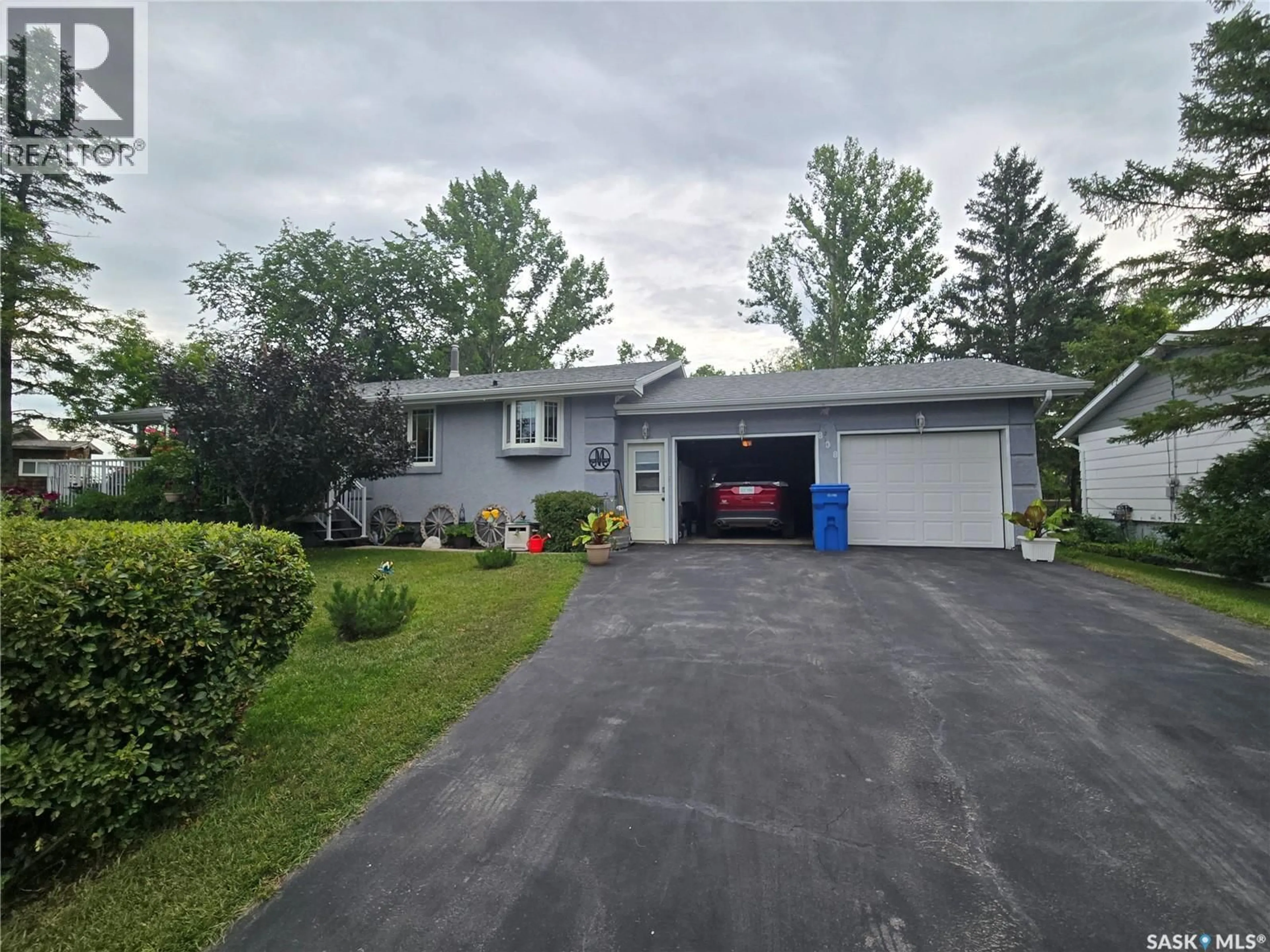 A pic from outside/outdoor area/front of a property/back of a property/a pic from drone, street for 808 ASSINIBOIA AVENUE, Stoughton Saskatchewan S0G4T0