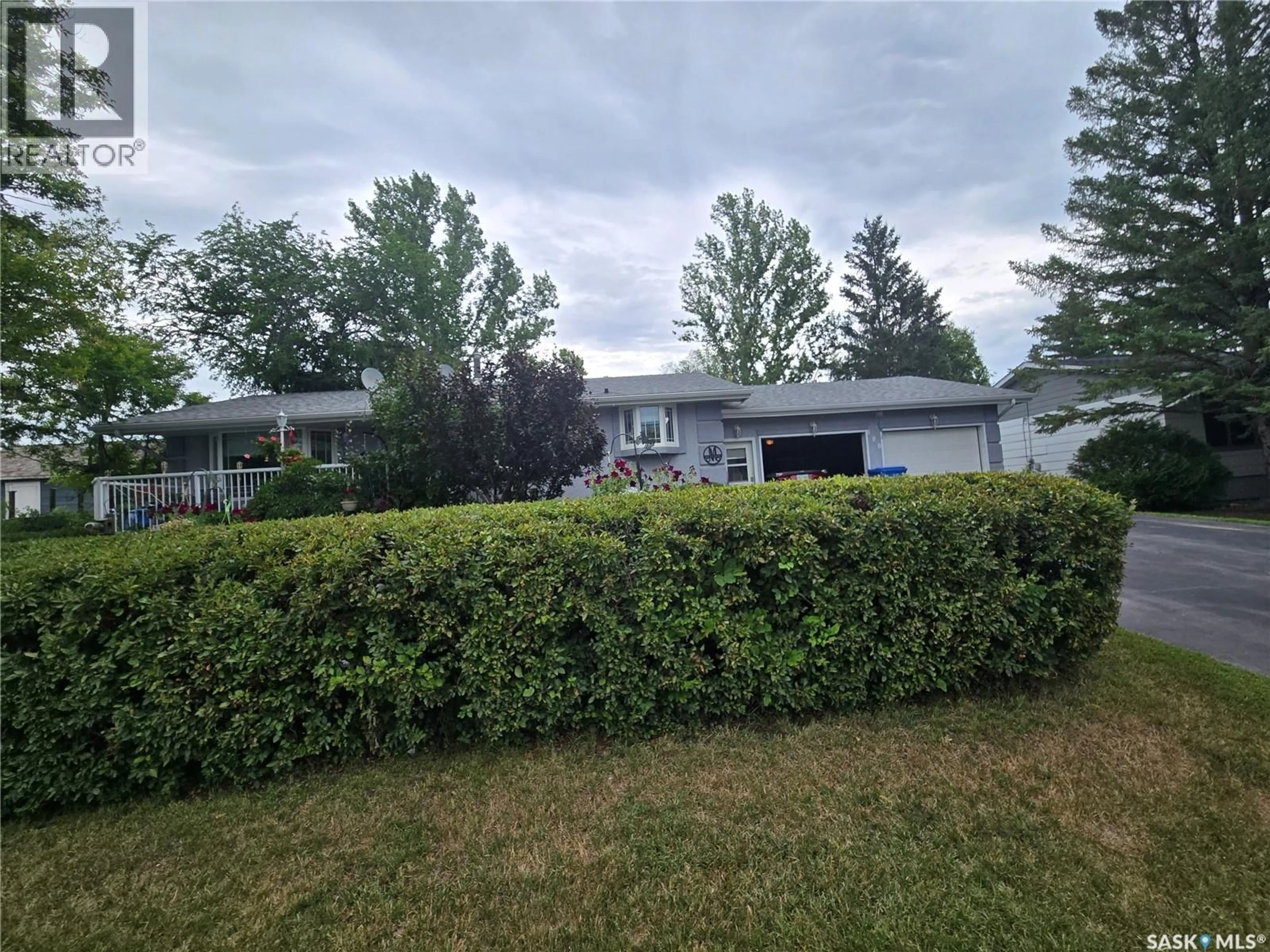 A pic from outside/outdoor area/front of a property/back of a property/a pic from drone, street for 808 ASSINIBOIA AVENUE, Stoughton Saskatchewan S0G4T0