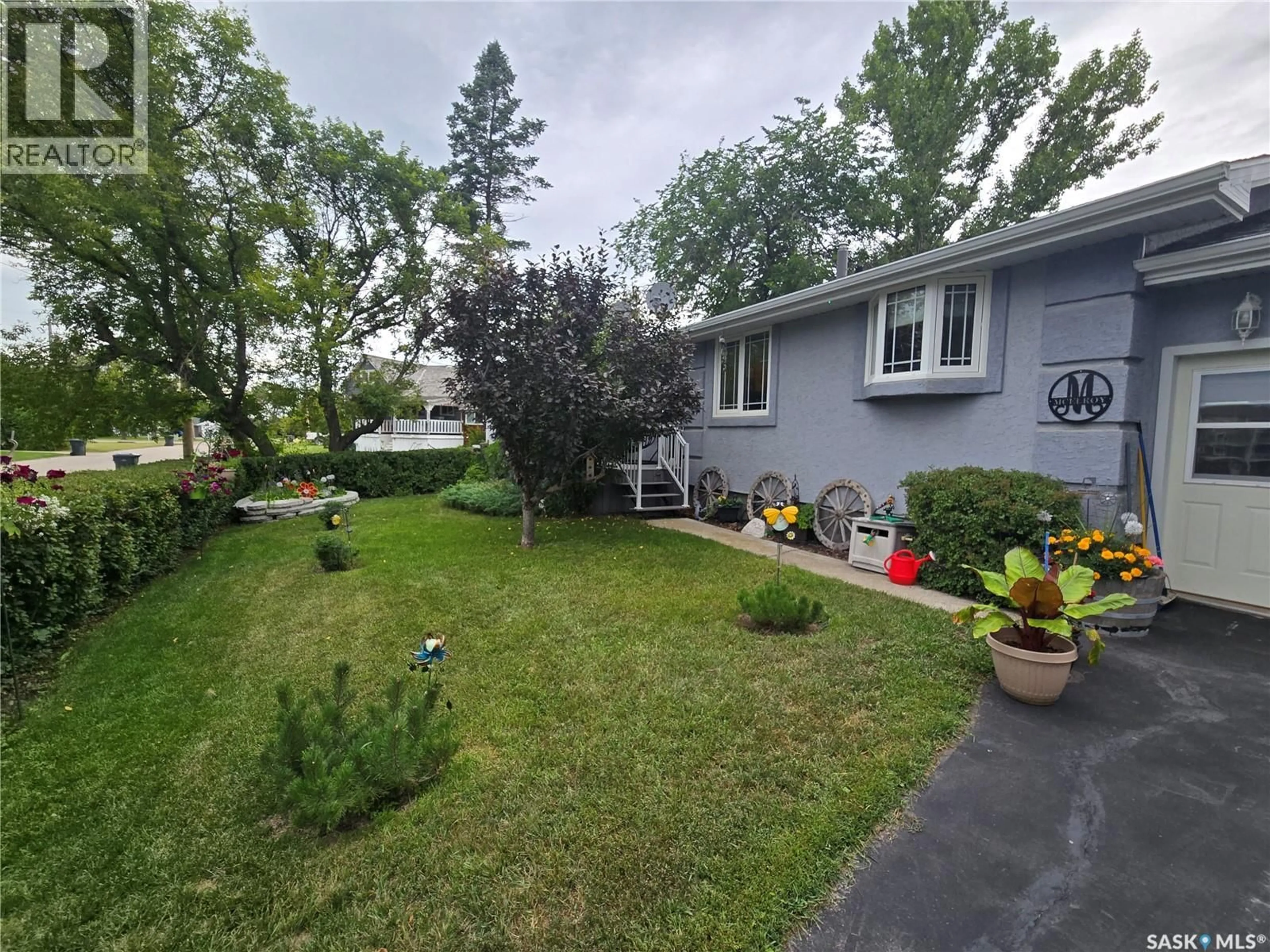 A pic from outside/outdoor area/front of a property/back of a property/a pic from drone, unknown for 808 ASSINIBOIA AVENUE, Stoughton Saskatchewan S0G4T0