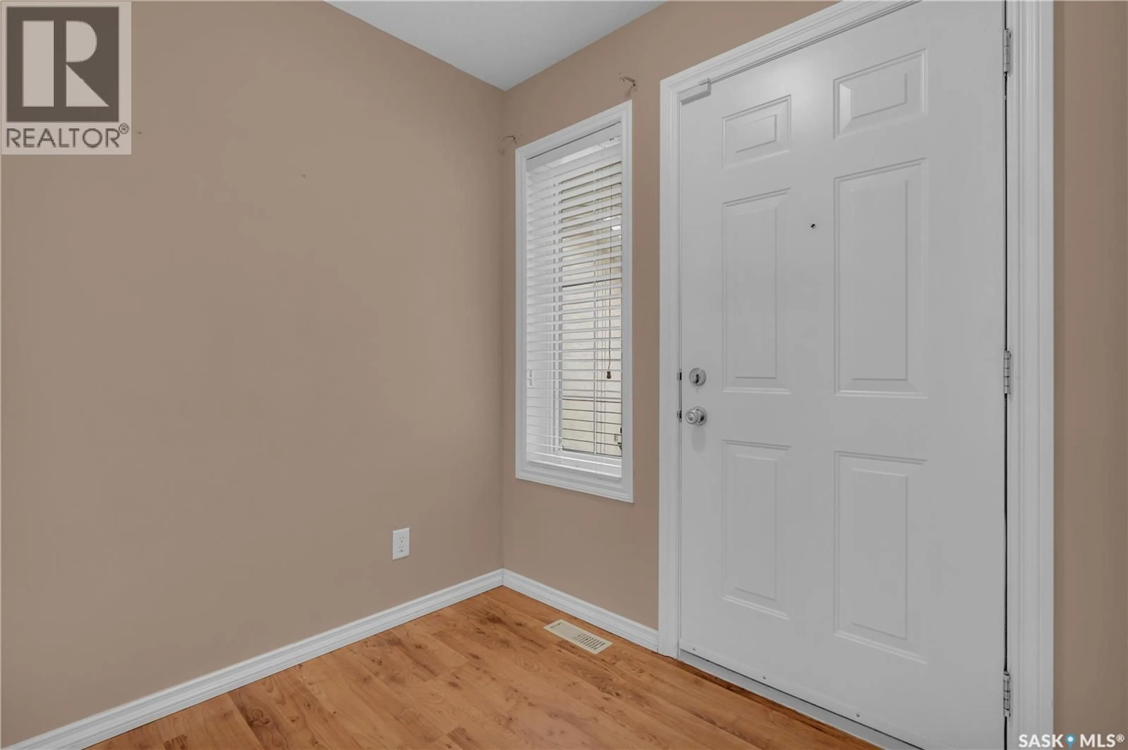 Indoor entryway for 43 2400 TELL PLACE, Regina Saskatchewan S4V2Z4