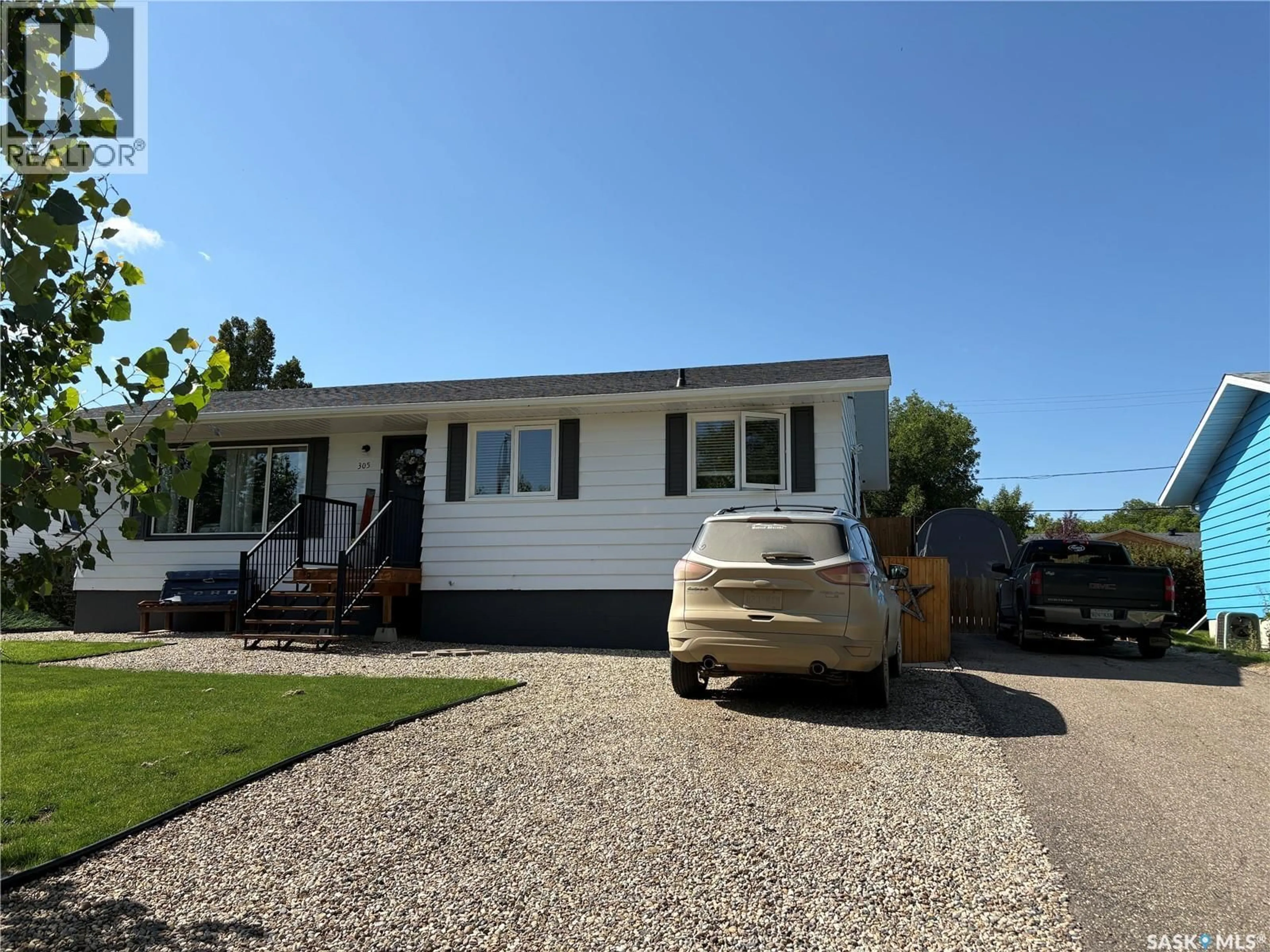 A pic from outside/outdoor area/front of a property/back of a property/a pic from drone, street for N - 305 1ST STREET, Cabri Saskatchewan S0N0J0