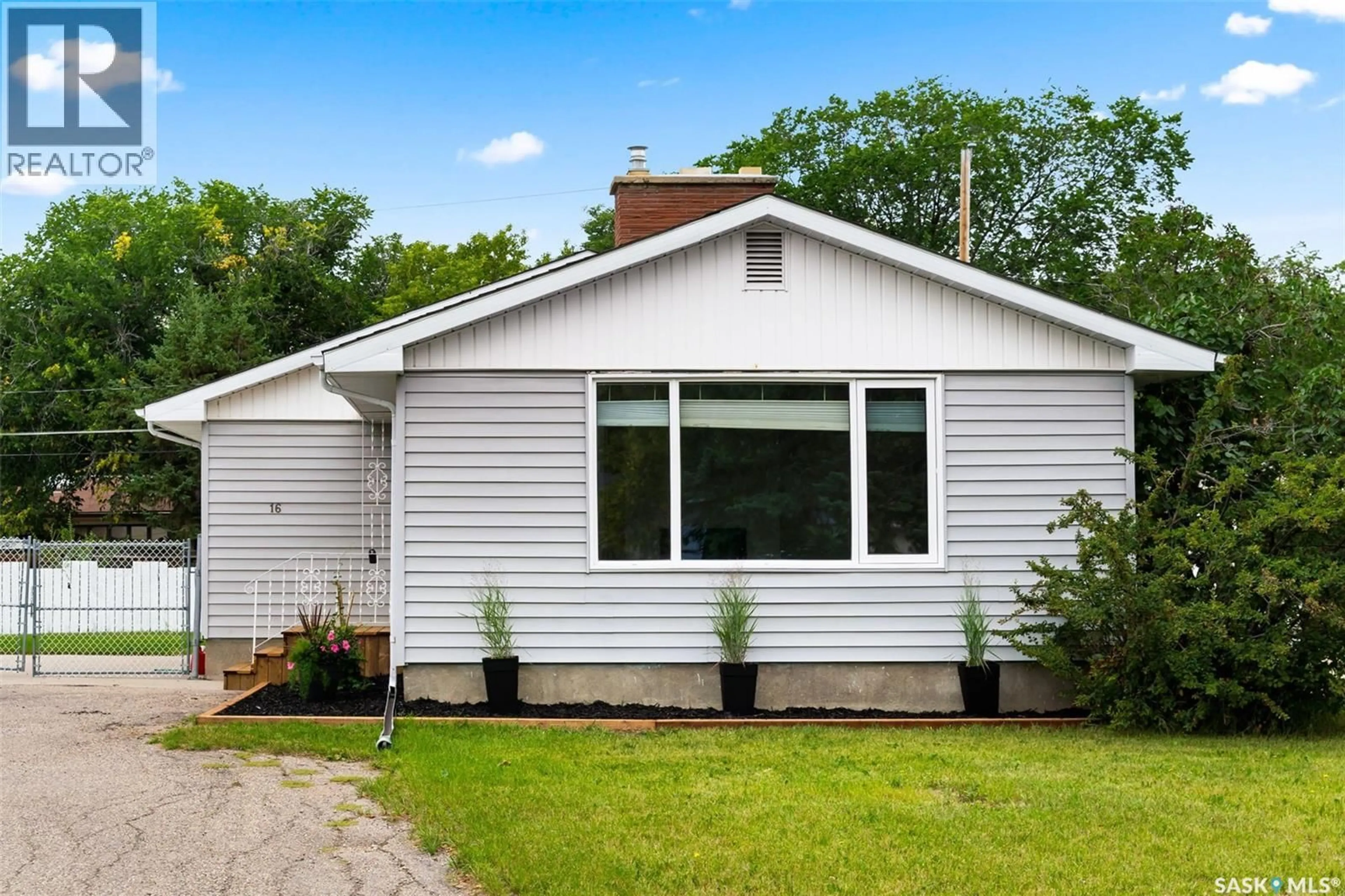 Home with vinyl exterior material, street for 16 ACADIA BAY, Regina Saskatchewan S4S4T6