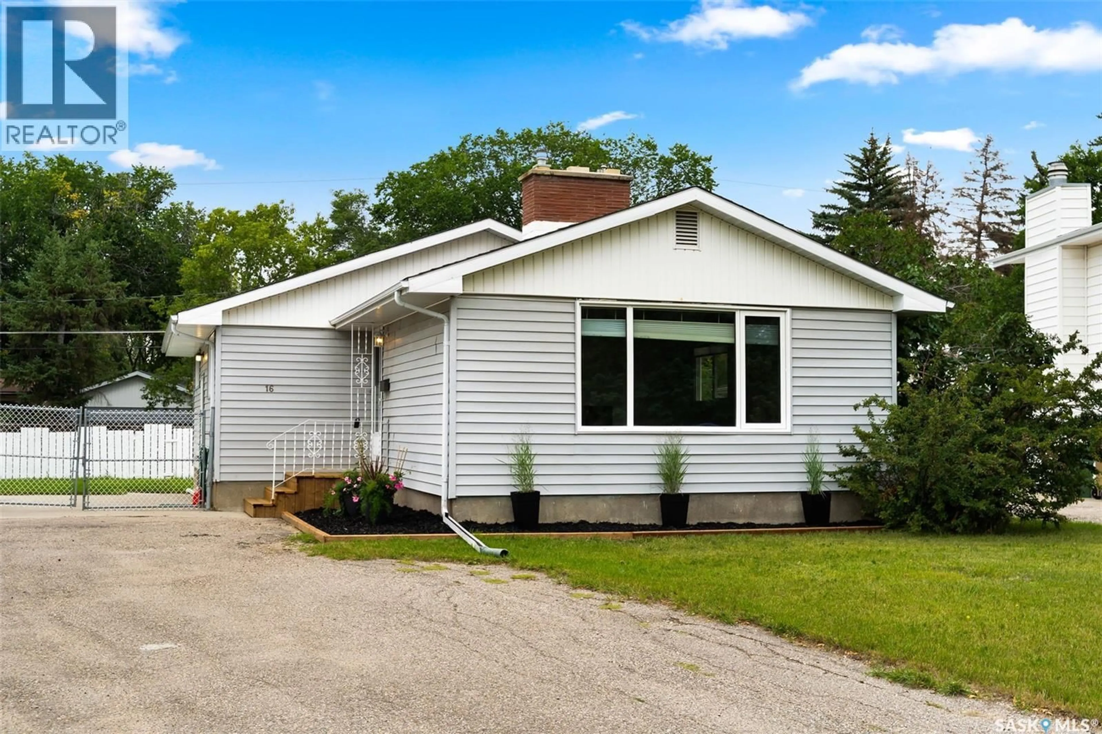 Home with vinyl exterior material, street for 16 ACADIA BAY, Regina Saskatchewan S4S4T6