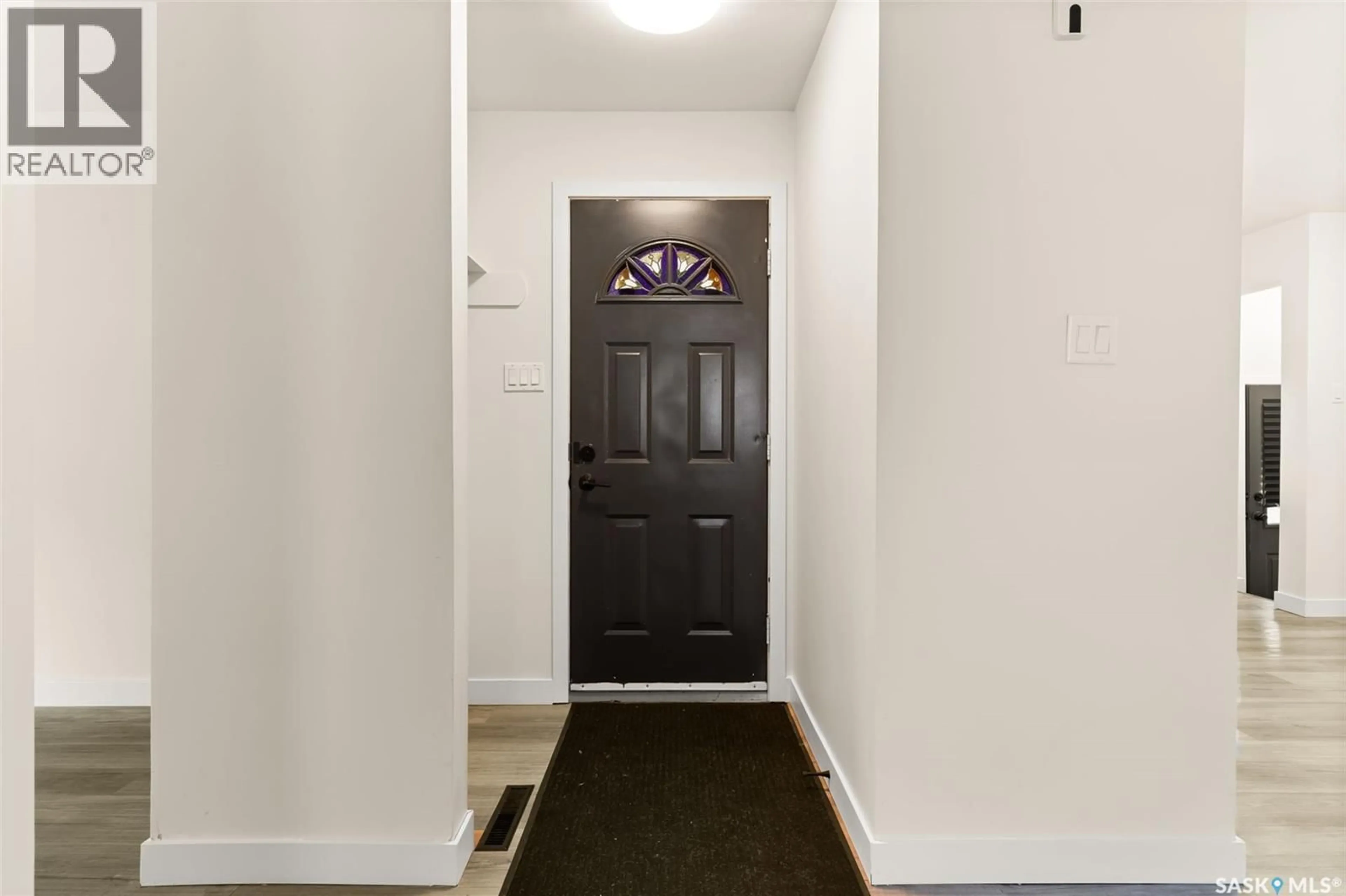 Indoor entryway for 16 ACADIA BAY, Regina Saskatchewan S4S4T6