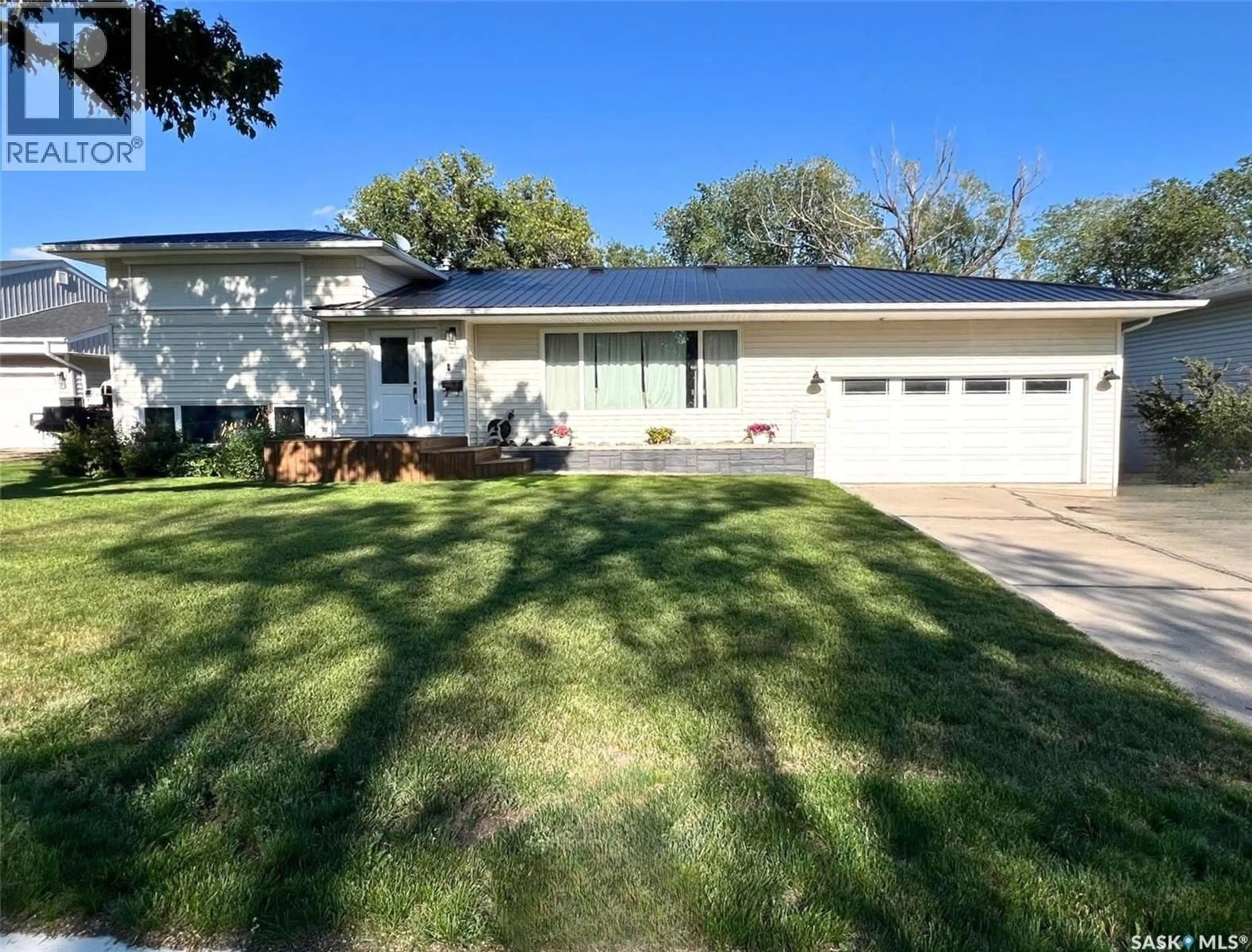 Home with vinyl exterior material, street for 827 10TH AVENUE, Swift Current Saskatchewan S9H2T6
