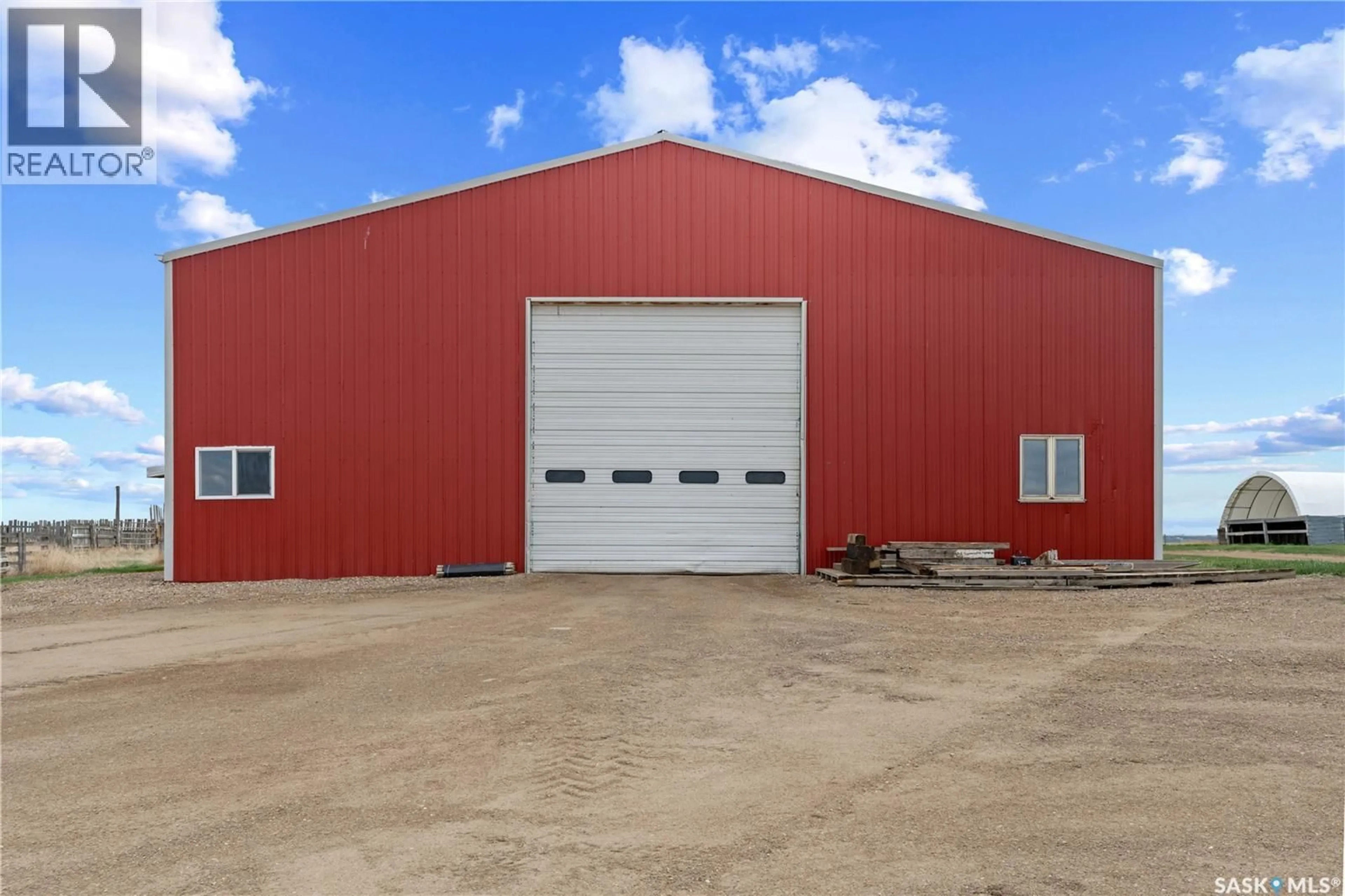 Indoor garage for MOUNTENAY ACREAGE, Dufferin Rm No. 190 Saskatchewan S0G0H0