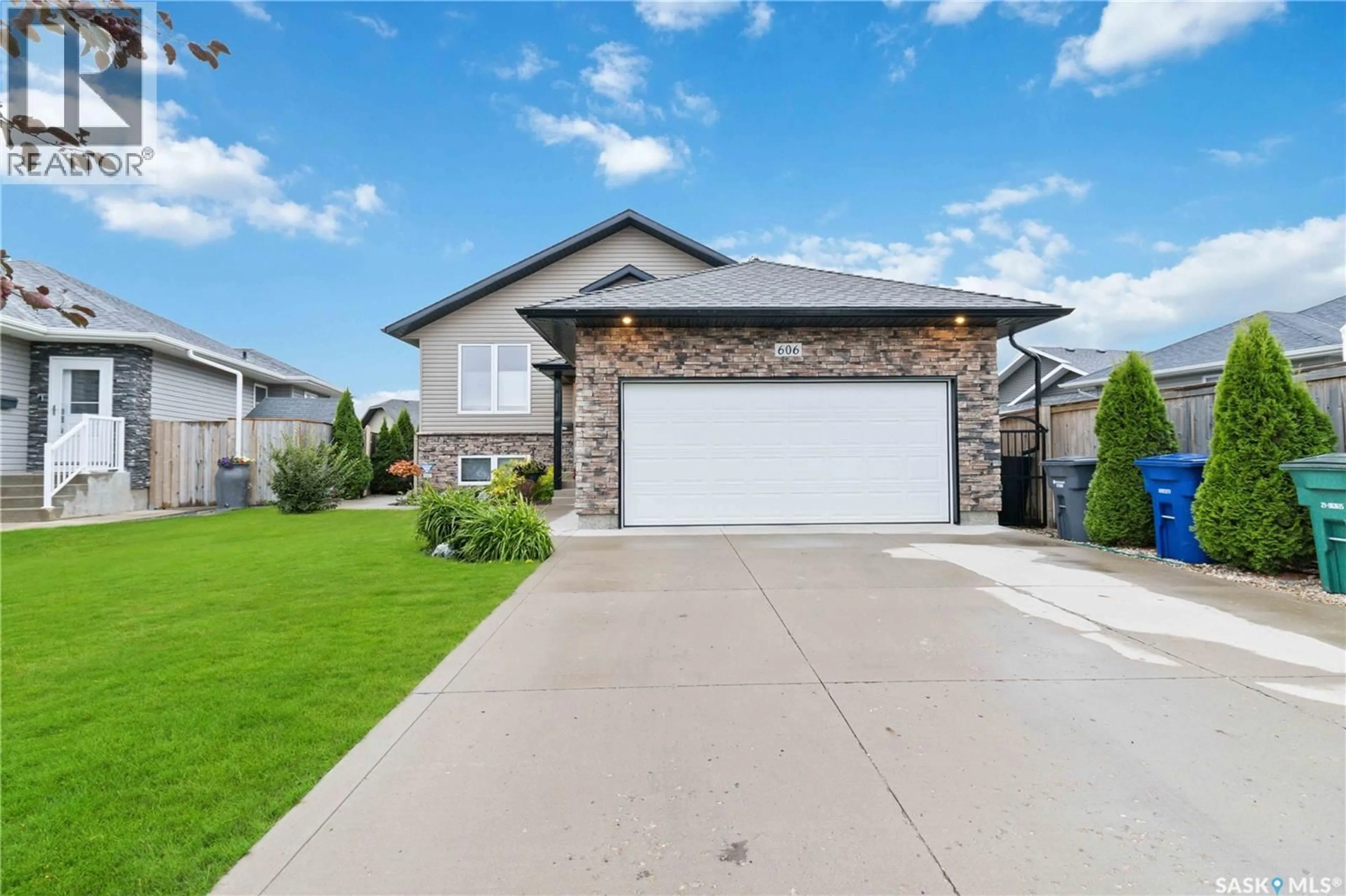 Home with vinyl exterior material, street for 606 DICKSON CRESCENT, Saskatoon Saskatchewan S7T0H7