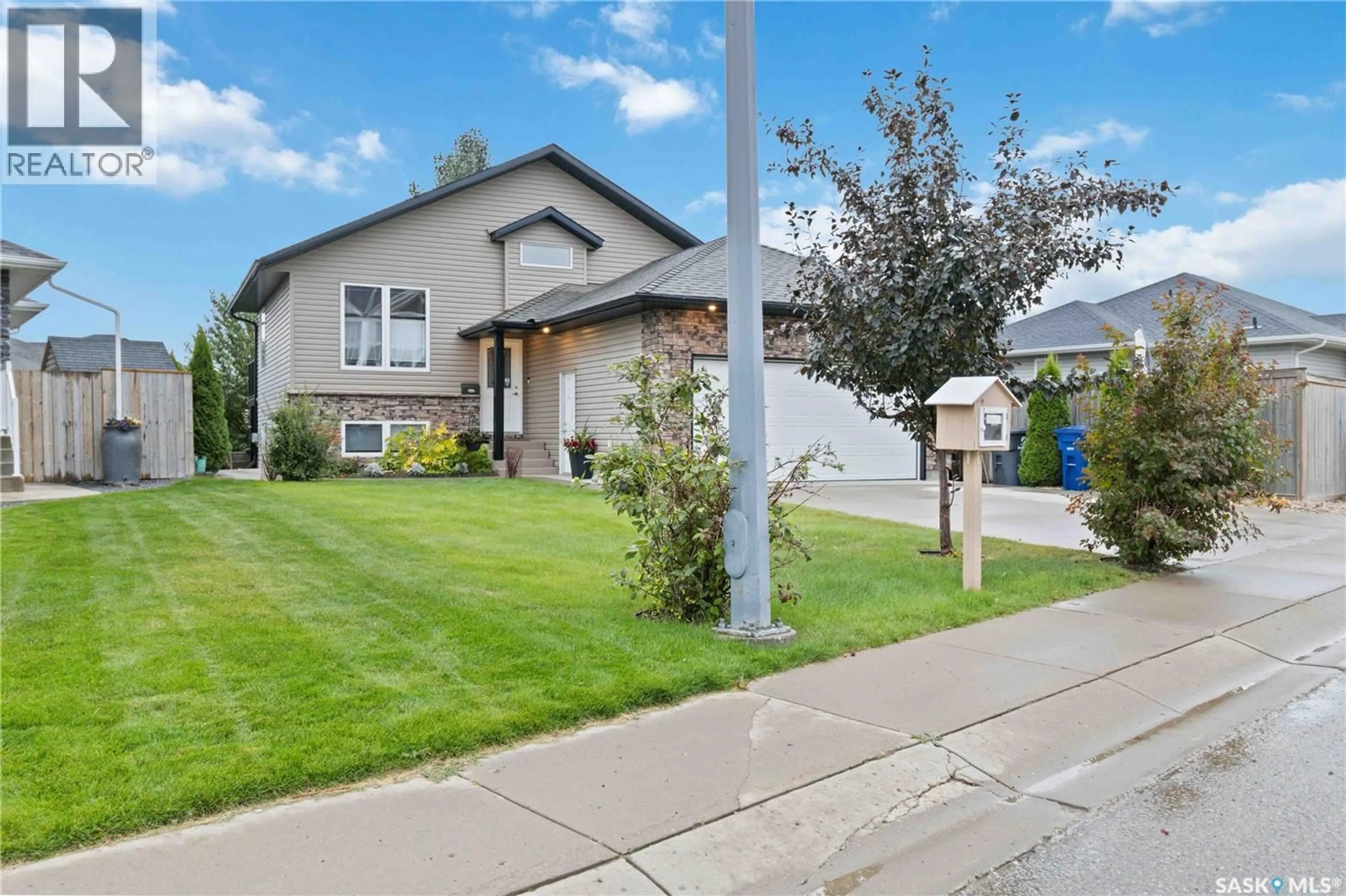 Home with vinyl exterior material, street for 606 DICKSON CRESCENT, Saskatoon Saskatchewan S7T0H7